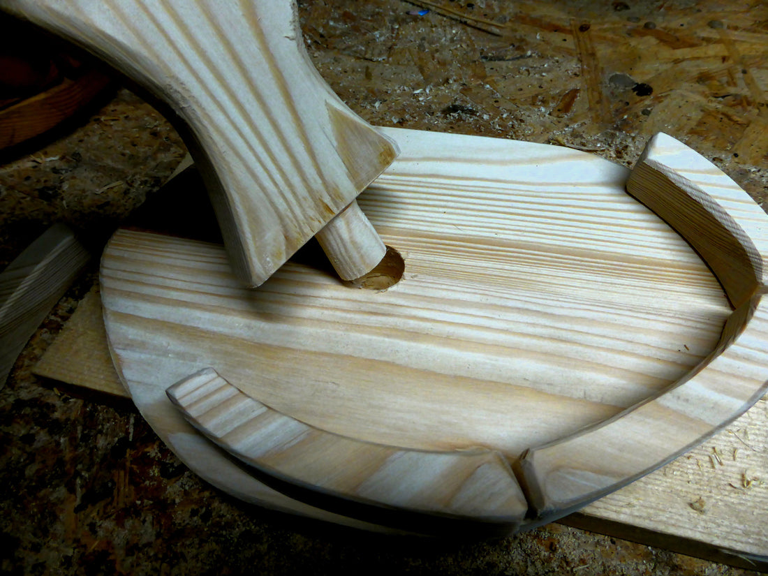 Kleines Vogelhaus mit Holzzapfen