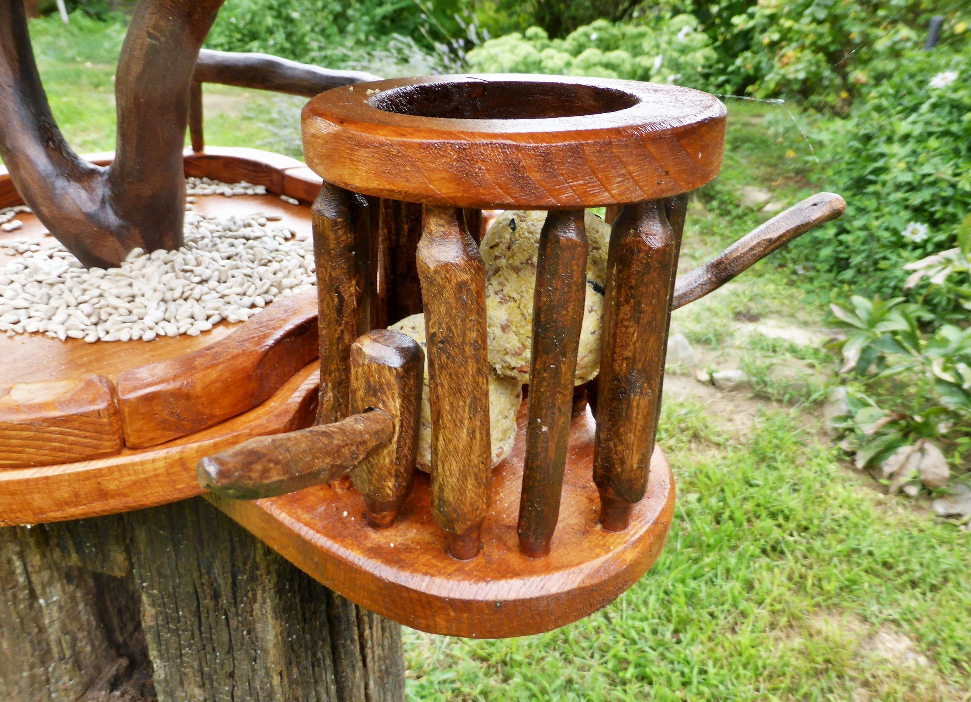 Vogelfutterhaus mit grünem Dach und Meisenknödelhalter - BalkanwoodDesign Handmade
