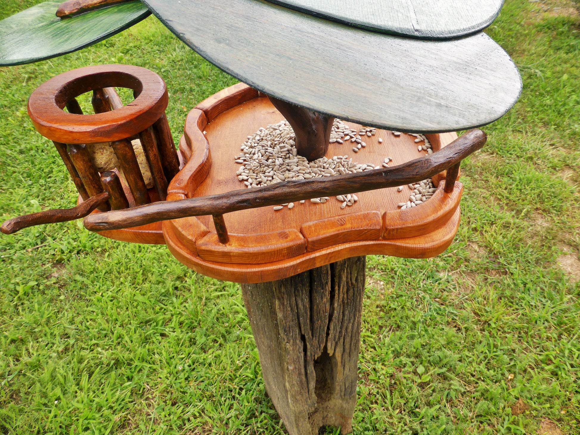 Vogelfutterhaus mit grünem Dach und Meisenknödelhalter - BalkanwoodDesign Handmade