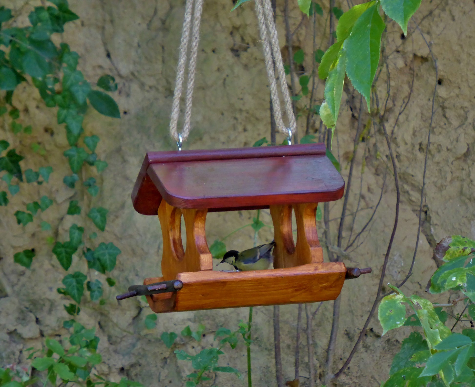 Vogelfutterhaus reine Handarbeit Gartendeko zum aufhängen oder hinstellen - BalkanwoodDesign Handmade