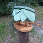 Vogelhaus Naturform mit grünem Dach