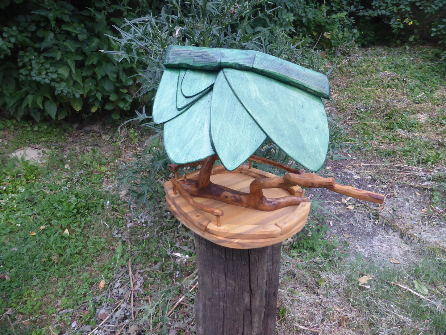 Vogelhaus Naturform mit grünem Dach
