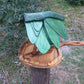 Vogelhaus Naturform mit grünem Dach