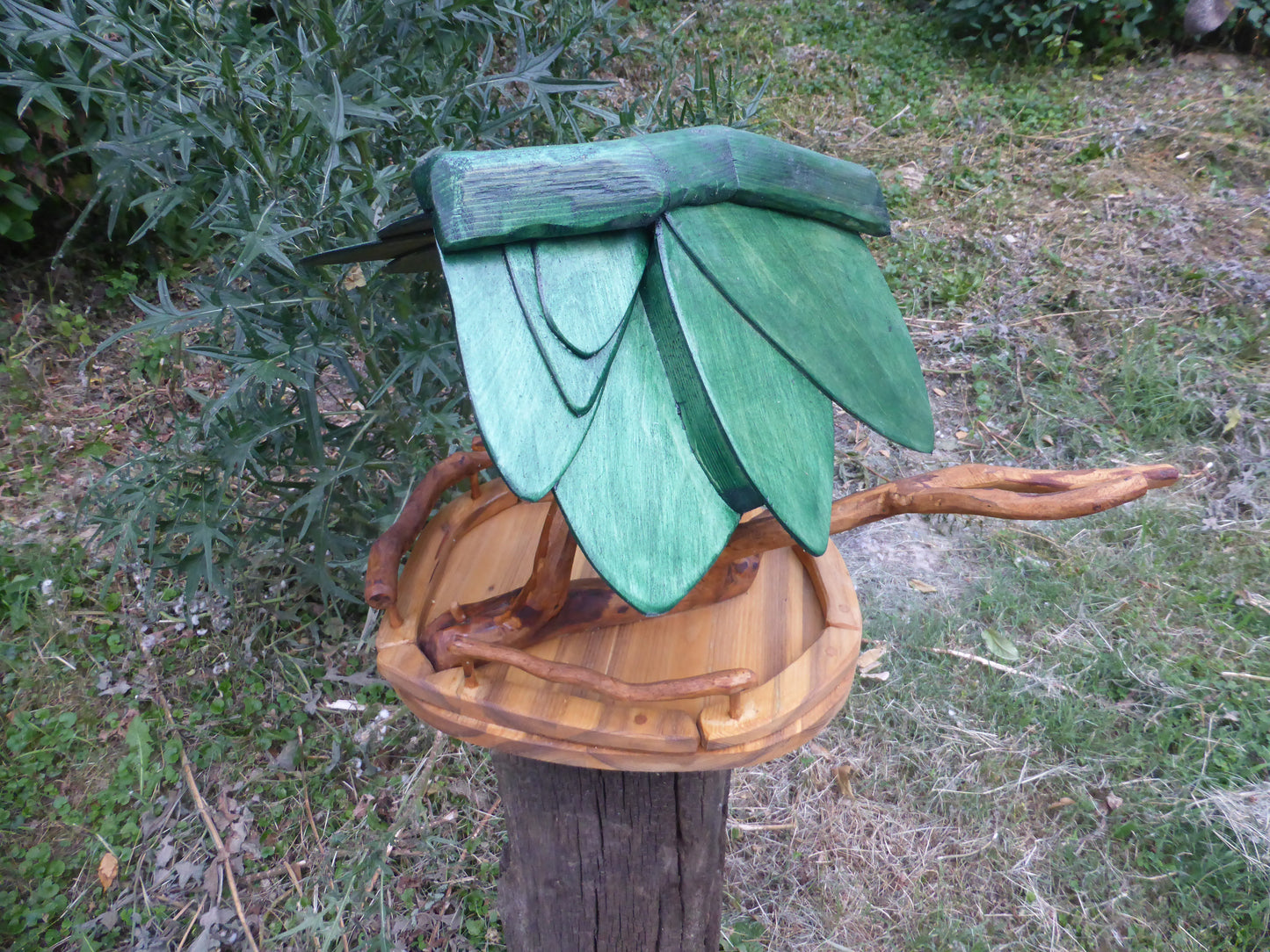 Vogelhaus Naturform mit grünem Dach