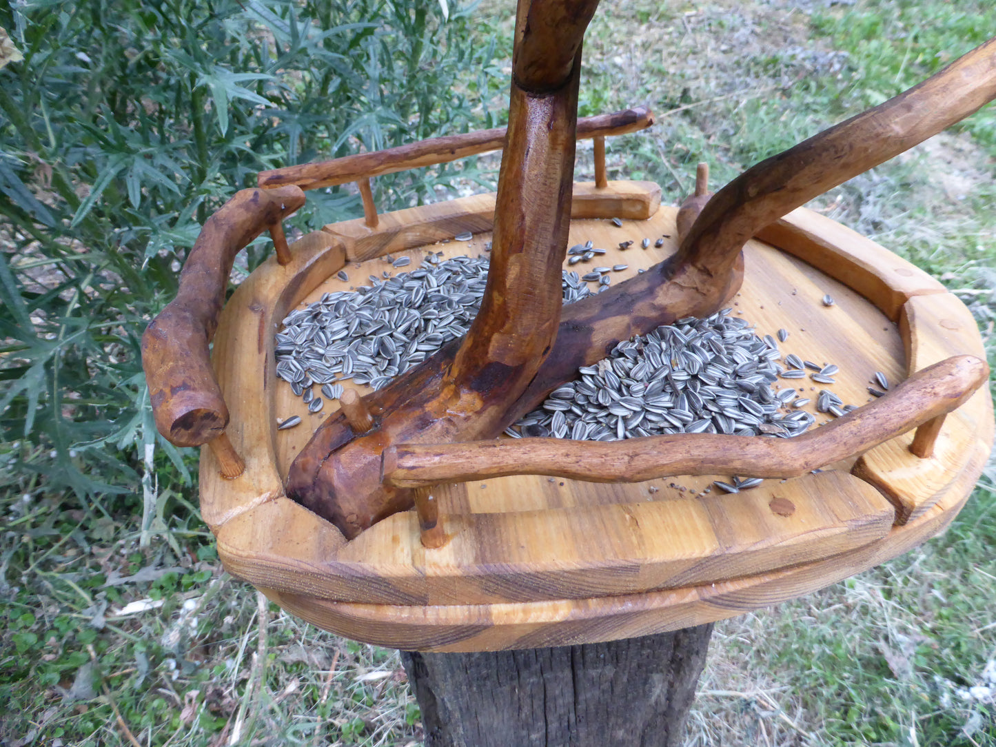 Vogelhaus Naturform mit grünem Dach