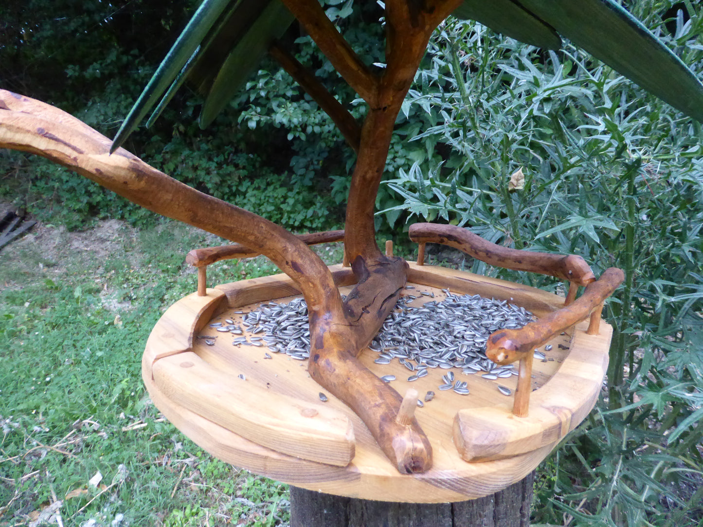Vogelhaus Naturform mit grünem Dach