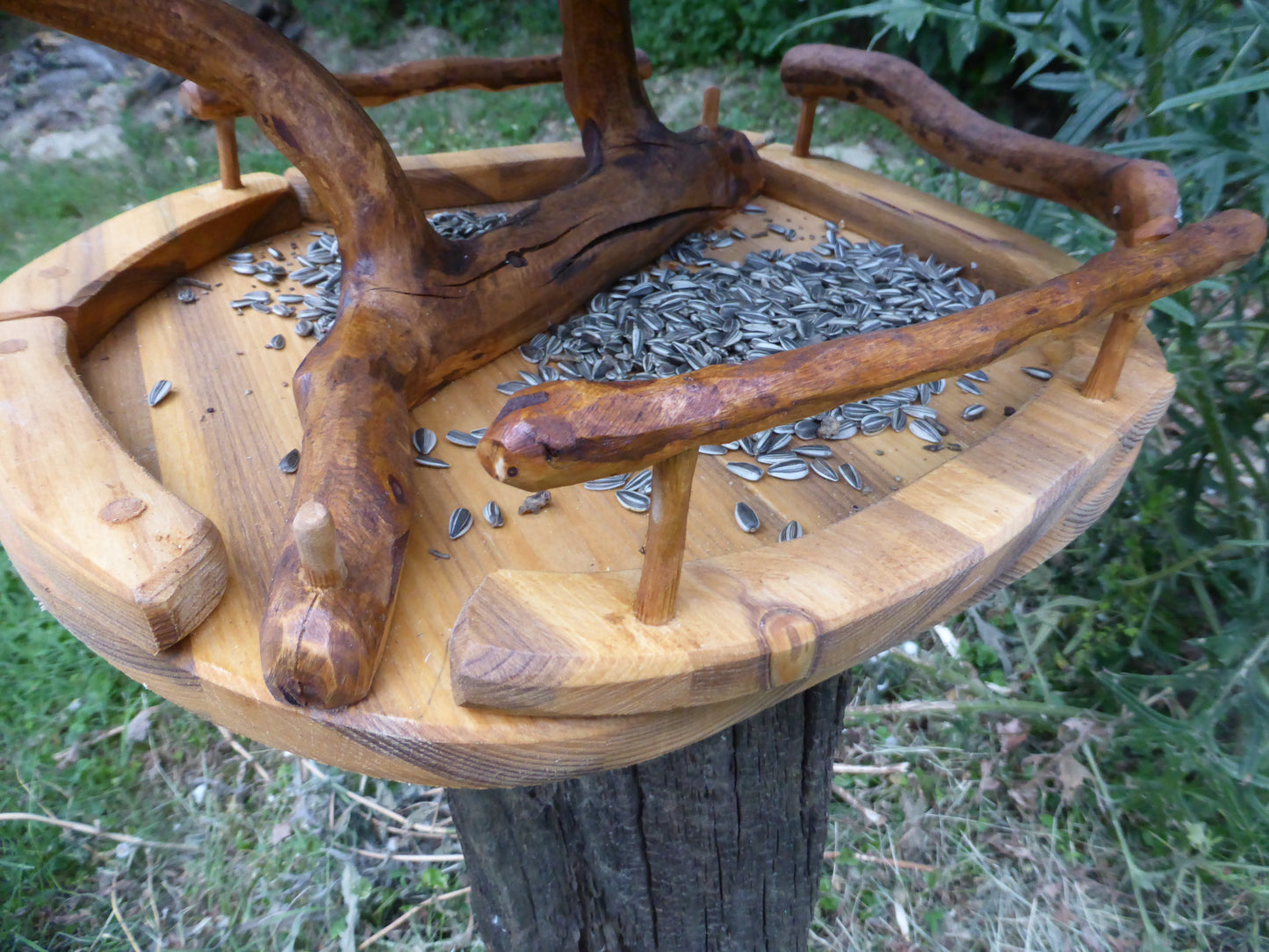 Vogelhaus Naturform mit grünem Dach