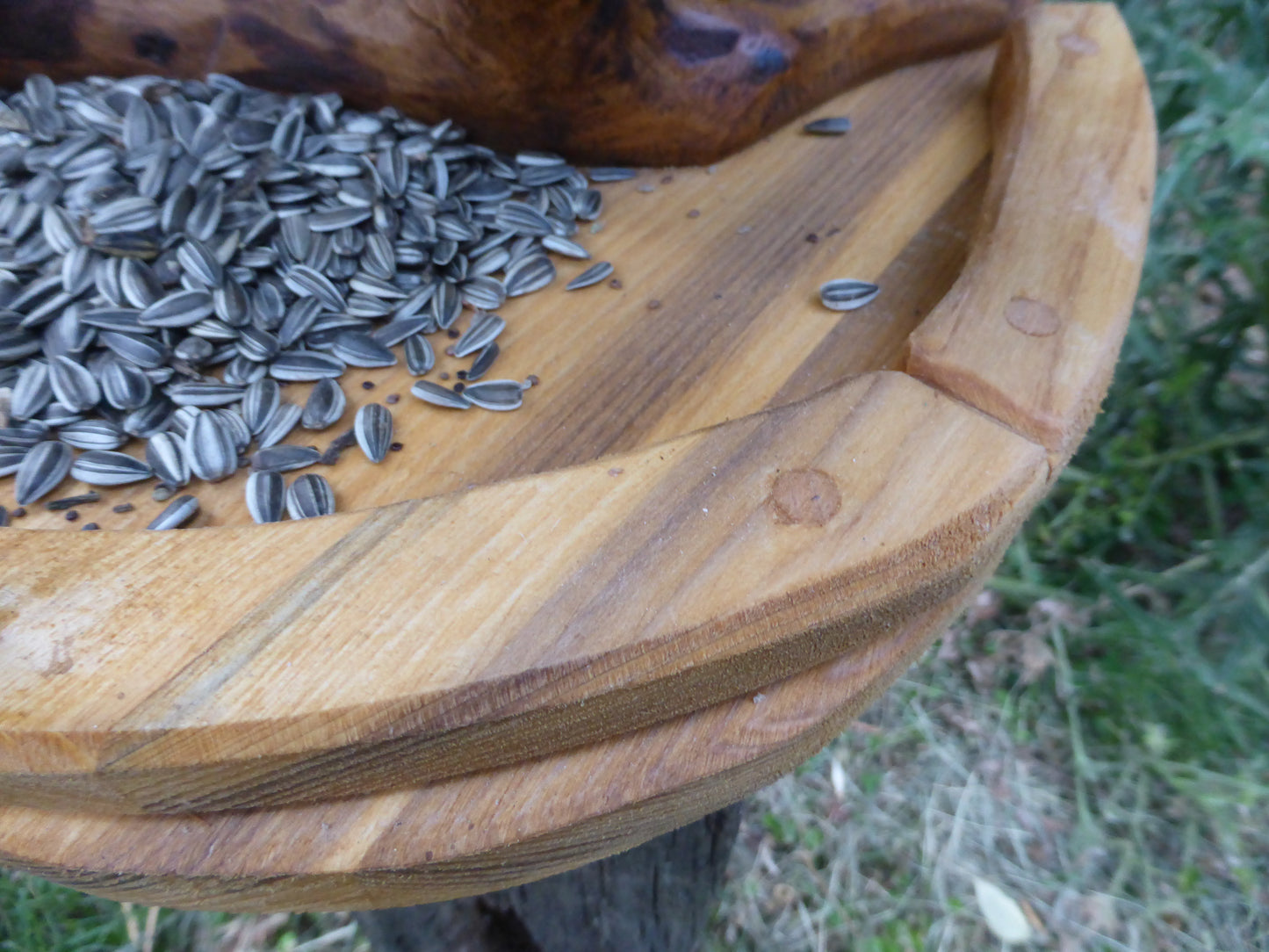Vogelhaus Naturform mit grünem Dach