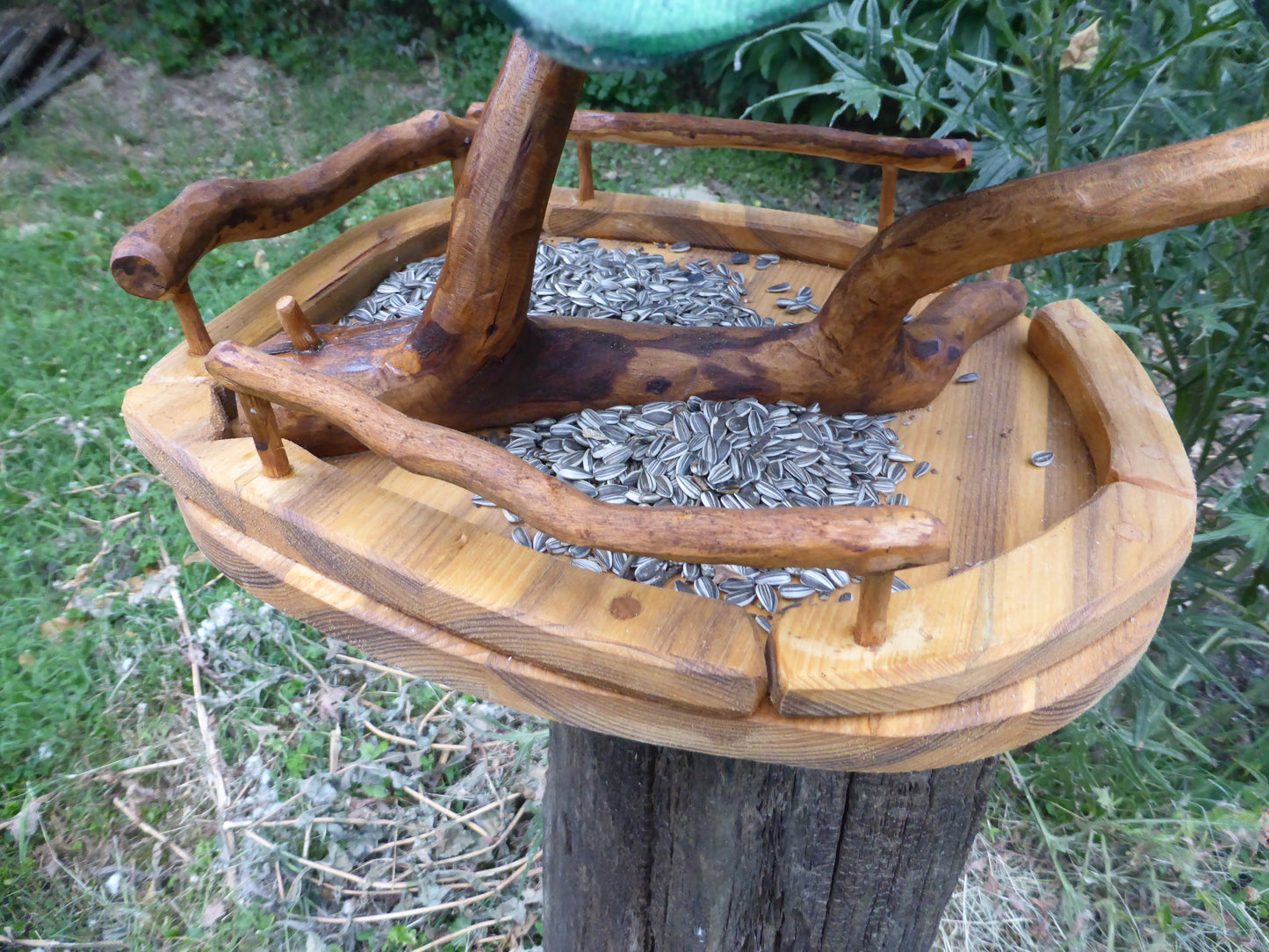 Vogelhaus Naturform mit grünem Dach