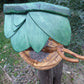Vogelhaus Naturform mit grünem Dach