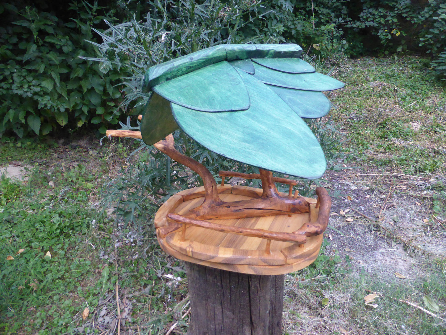 Vogelhaus Naturform mit grünem Dach