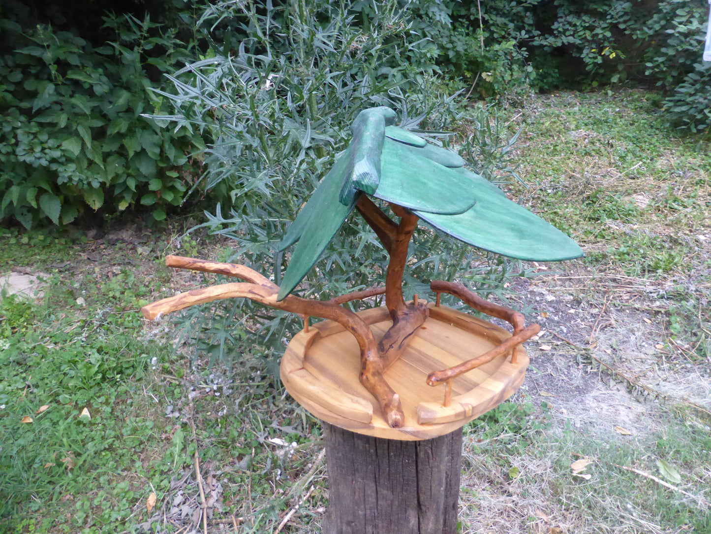 Vogelhaus Naturform mit grünem Dach