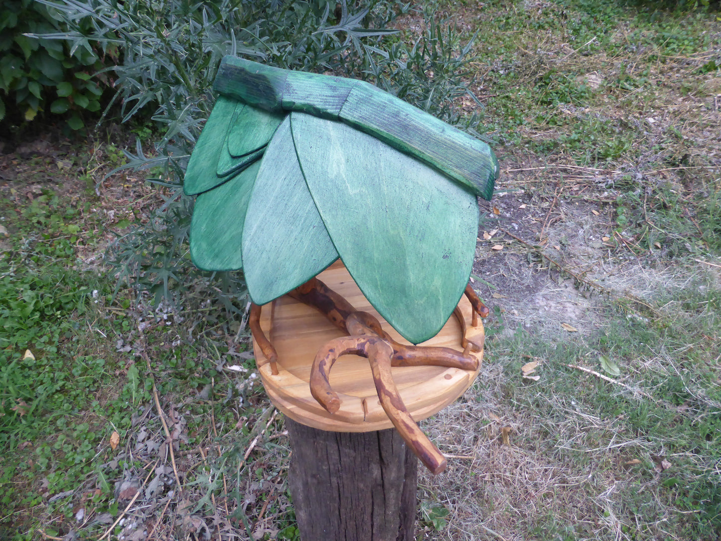 Vogelhaus Naturform mit grünem Dach