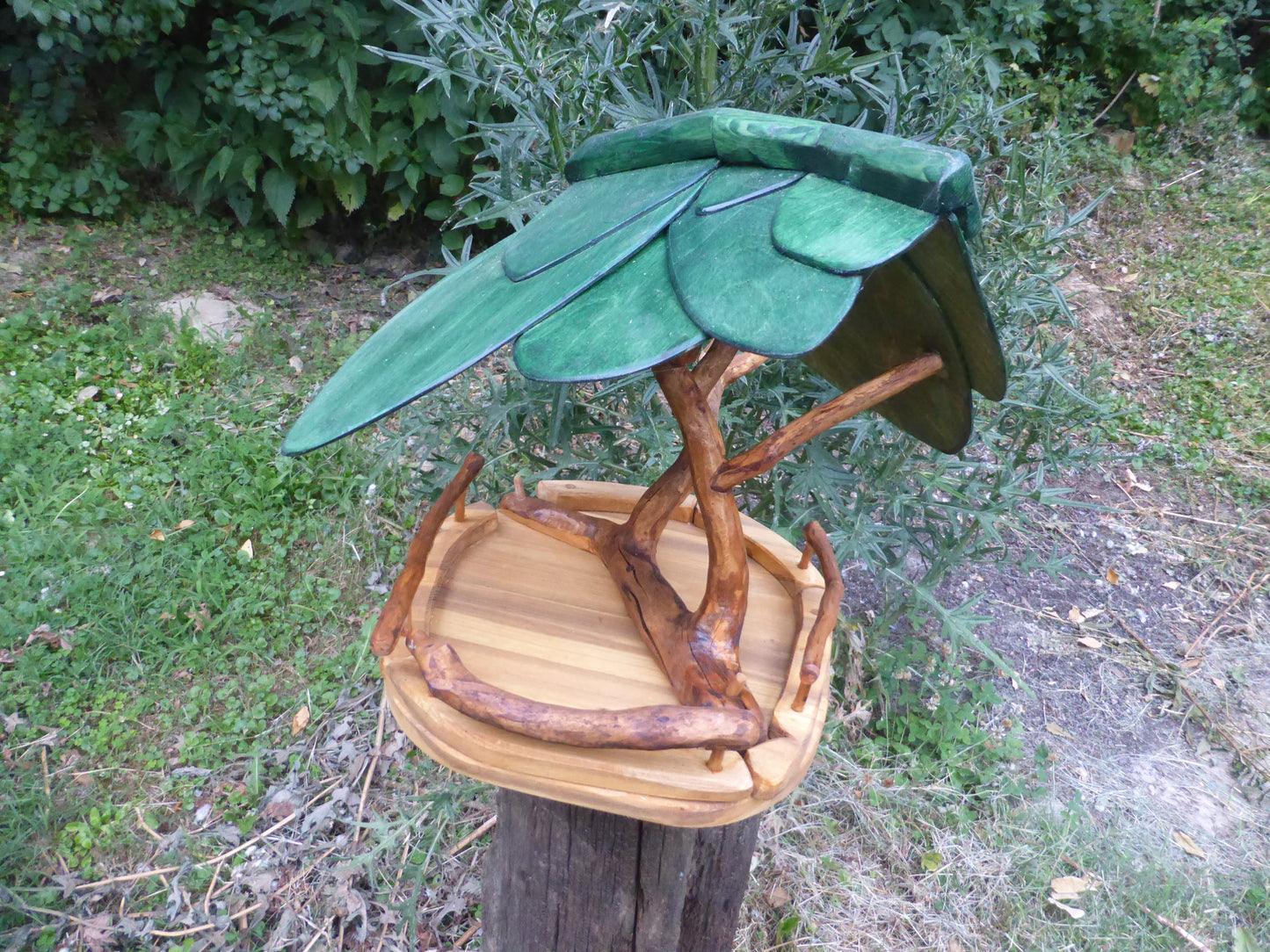 Vogelhaus Naturform mit grünem Dach