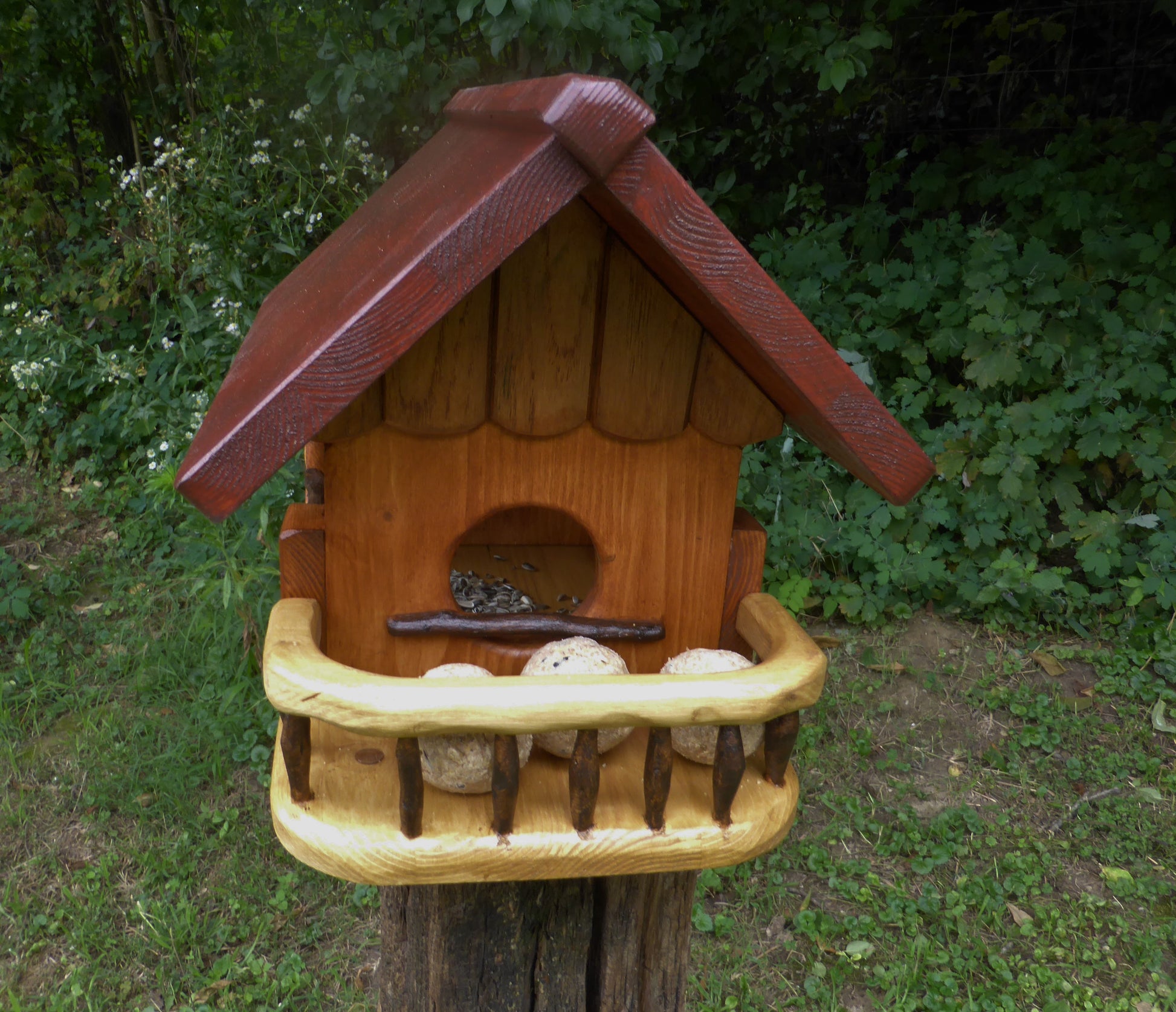 Vogelfutterhaus mit rotem  Dach und   Meisenknödelhalter - BalkanwoodDesign Handmade