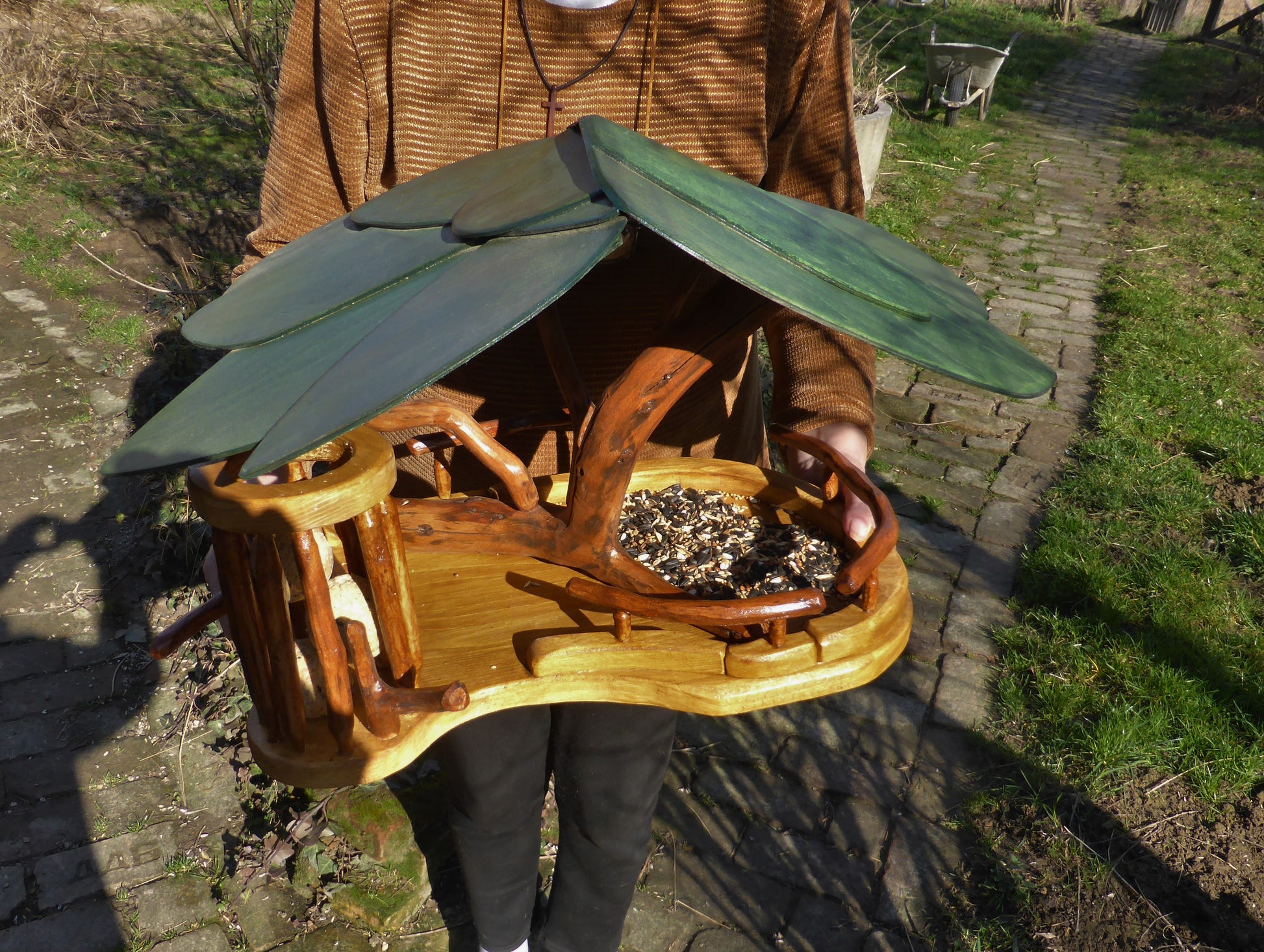 Vogelfutterhaus mit grünem Dach und Meisenknödelhalter - BalkanwoodDesign Handmade