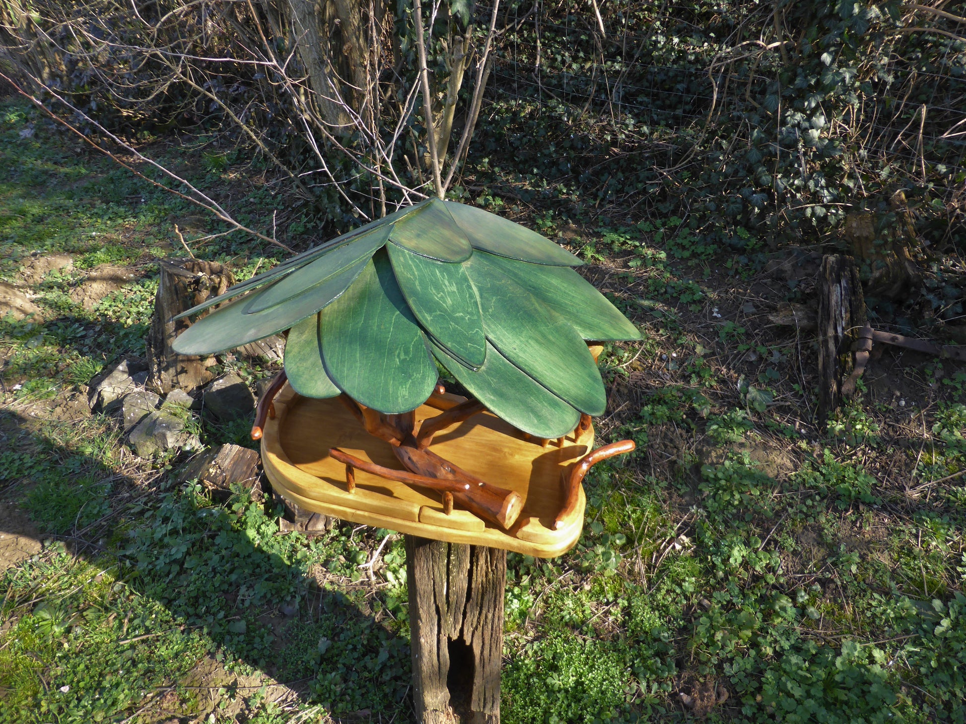 Vogelfutterhaus mit grünem Dach und Meisenknödelhalter - BalkanwoodDesign Handmade