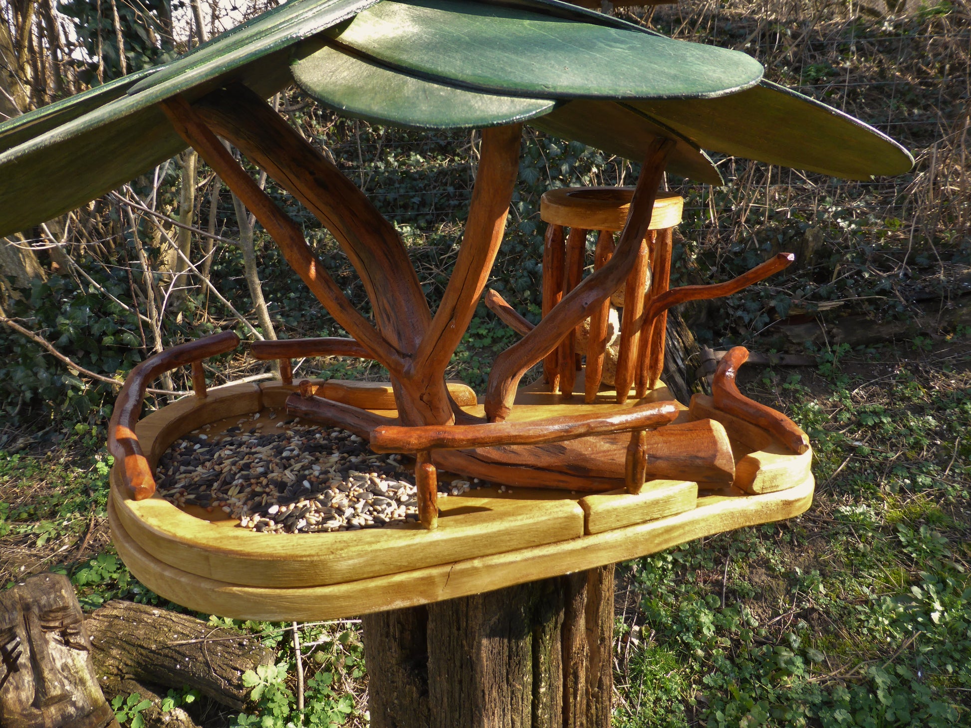 Vogelfutterhaus mit grünem Dach und Meisenknödelhalter - BalkanwoodDesign Handmade