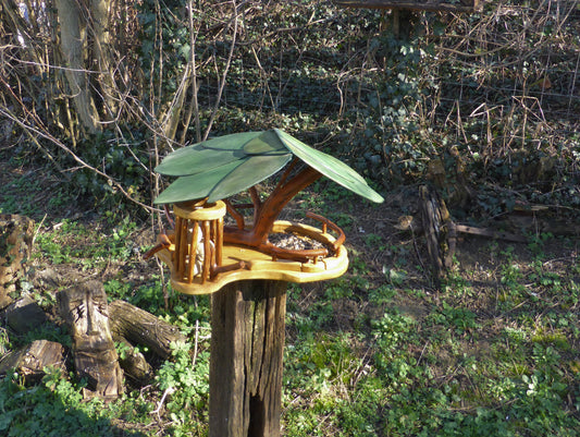 Vogelfutterhaus mit grünem Dach und Meisenknödelhalter - BalkanwoodDesign Handmade