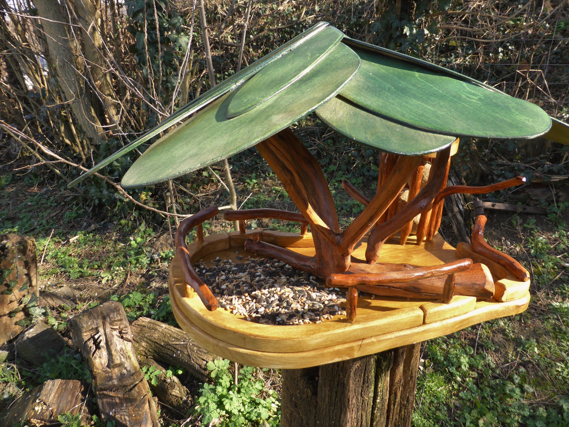 Vogelfutterhaus mit grünem Dach und Meisenknödelhalter - BalkanwoodDesign Handmade