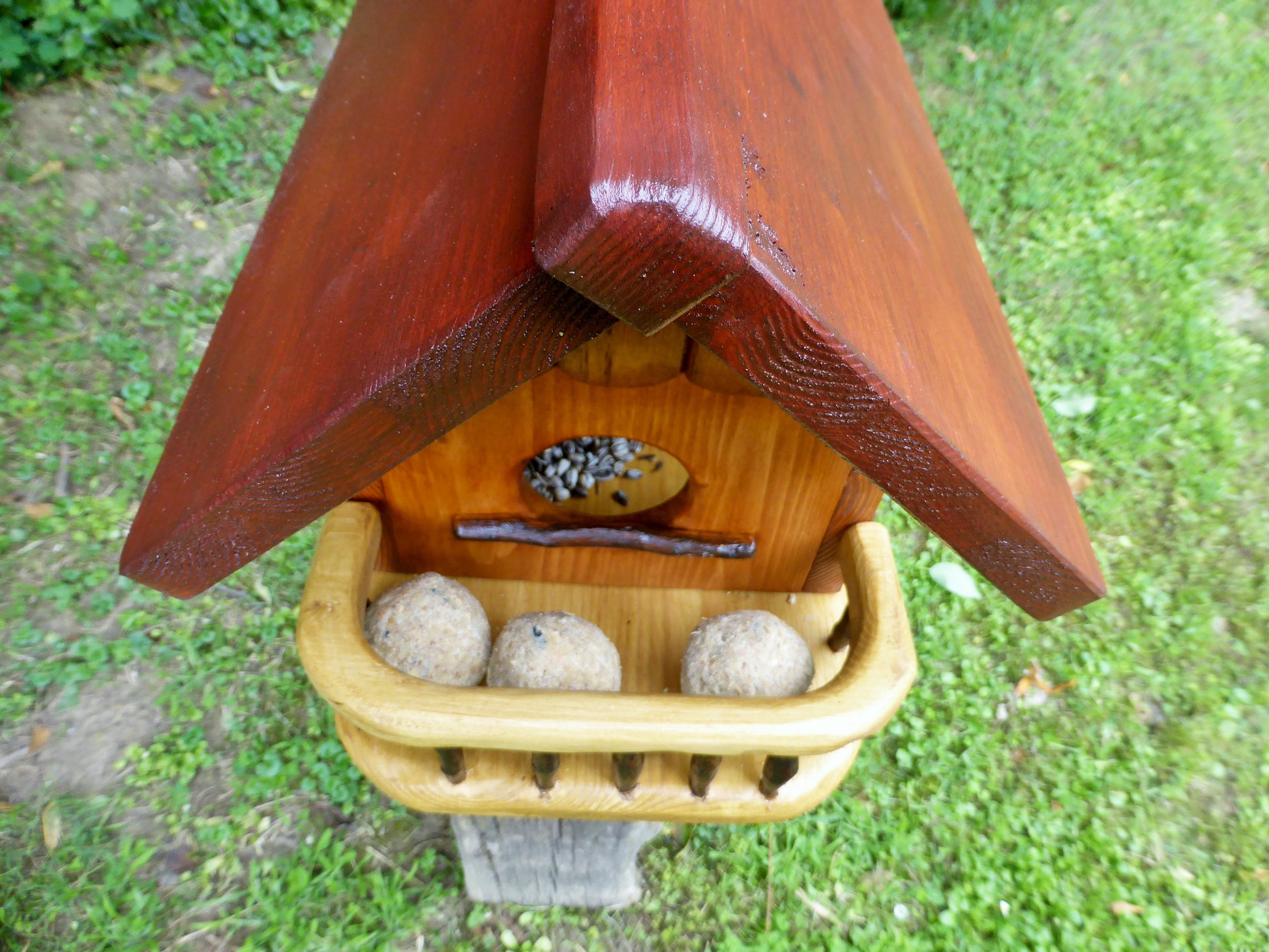 Vogelfutterhaus mit rotem  Dach und   Meisenknödelhalter - BalkanwoodDesign Handmade
