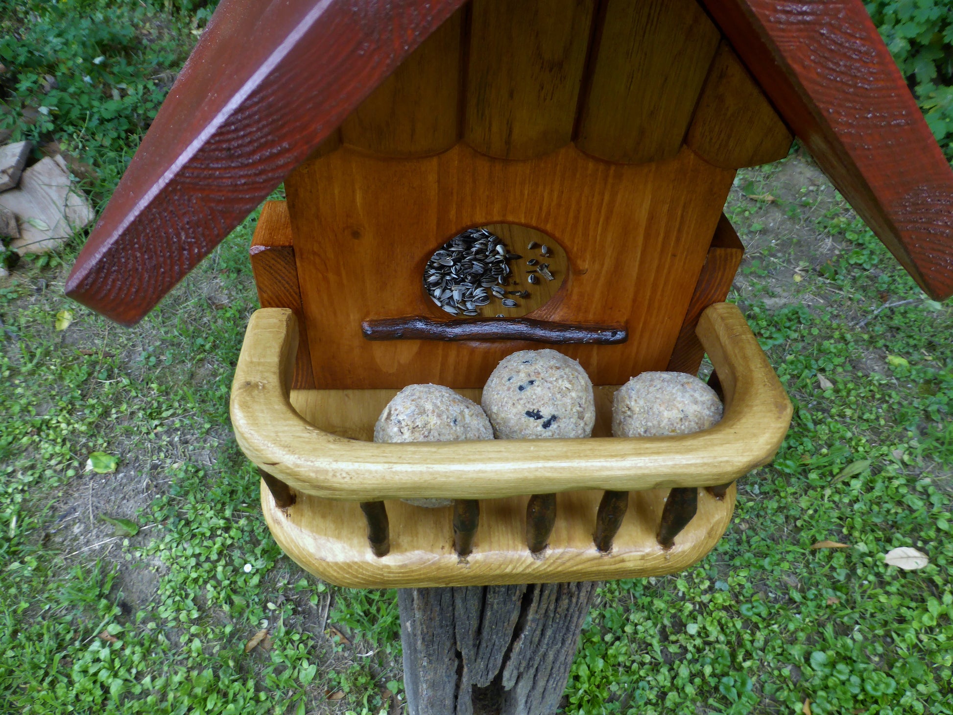 Vogelfutterhaus mit rotem  Dach und   Meisenknödelhalter - BalkanwoodDesign Handmade