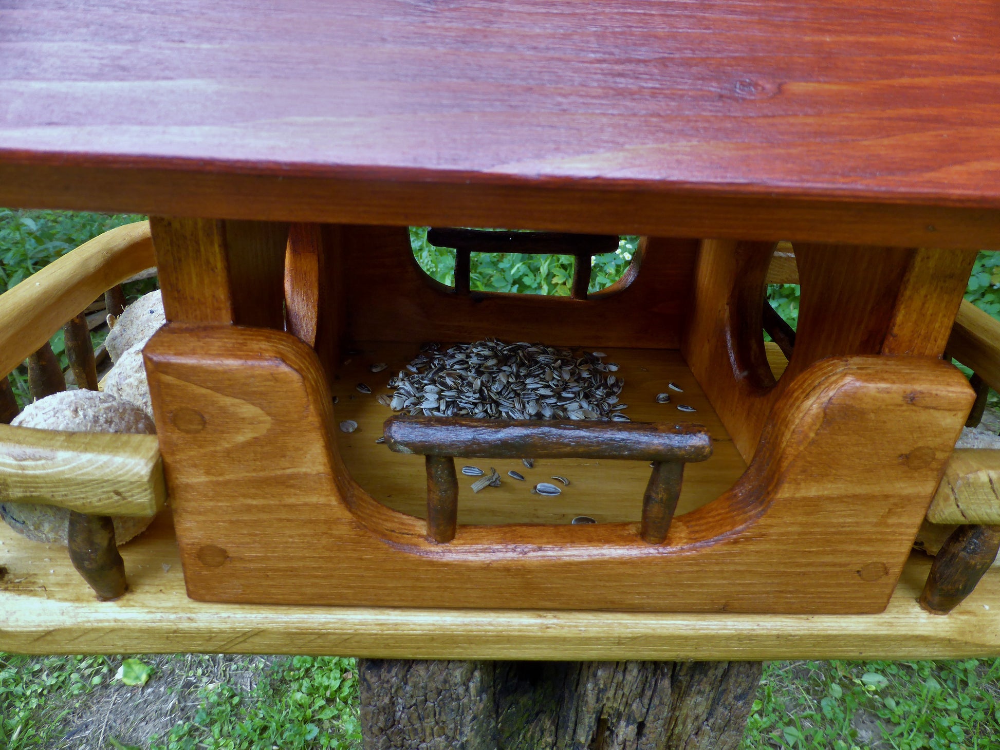 Vogelfutterhaus mit rotem  Dach und   Meisenknödelhalter - BalkanwoodDesign Handmade