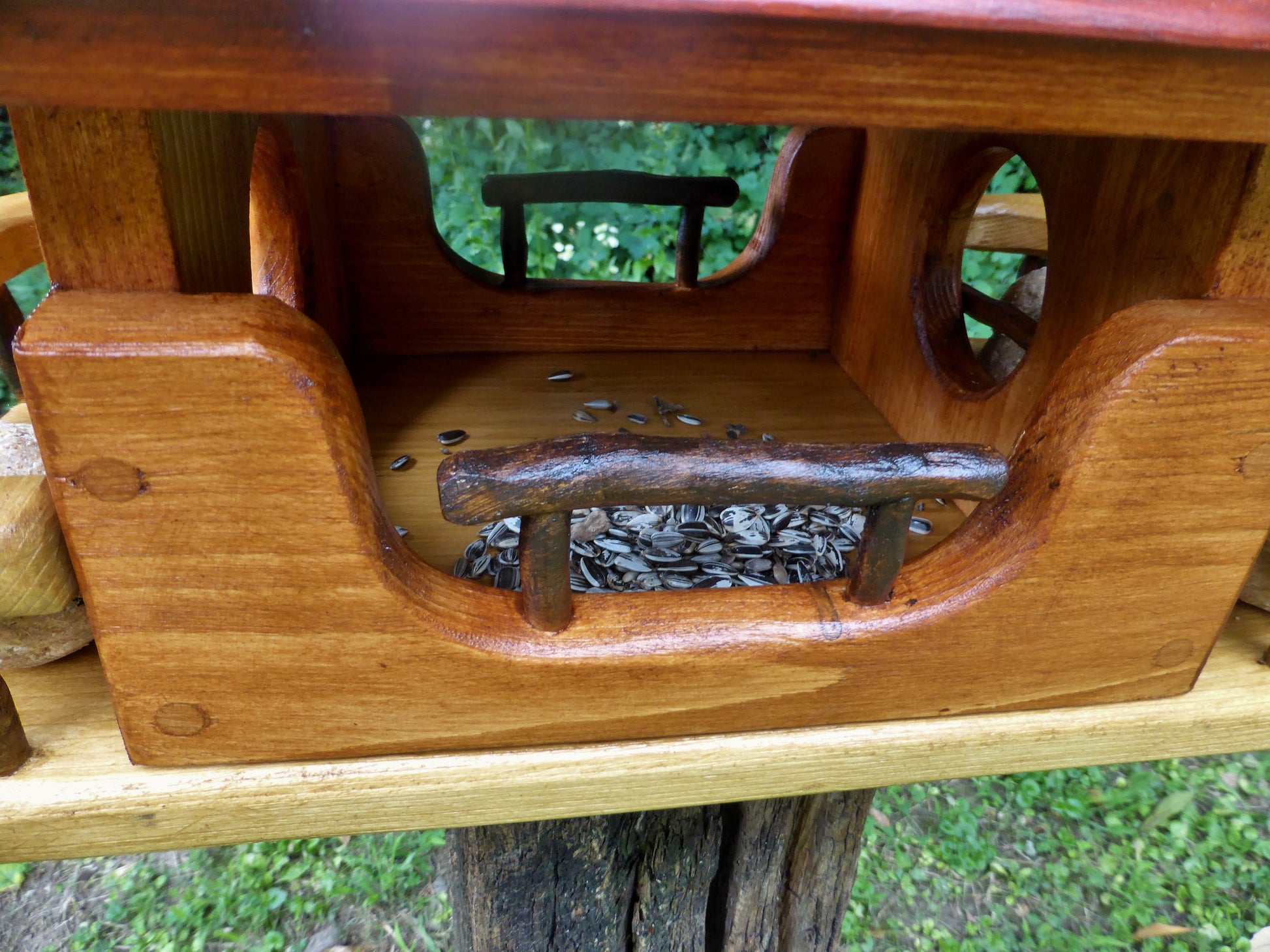 Vogelfutterhaus mit rotem  Dach und   Meisenknödelhalter - BalkanwoodDesign Handmade