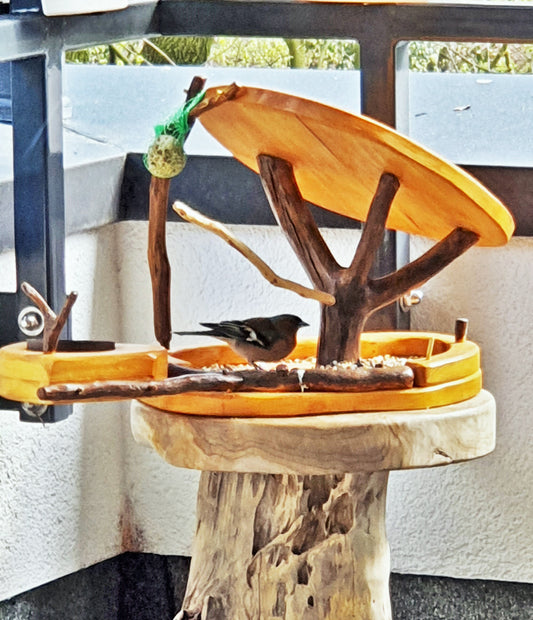 Vogelfutterhaus mit Tränke  Vogeltränke  Aufwendige Handarbeit  Up-cycling-Tränke und uraltes Holz - BalkanwoodDesign Handmade