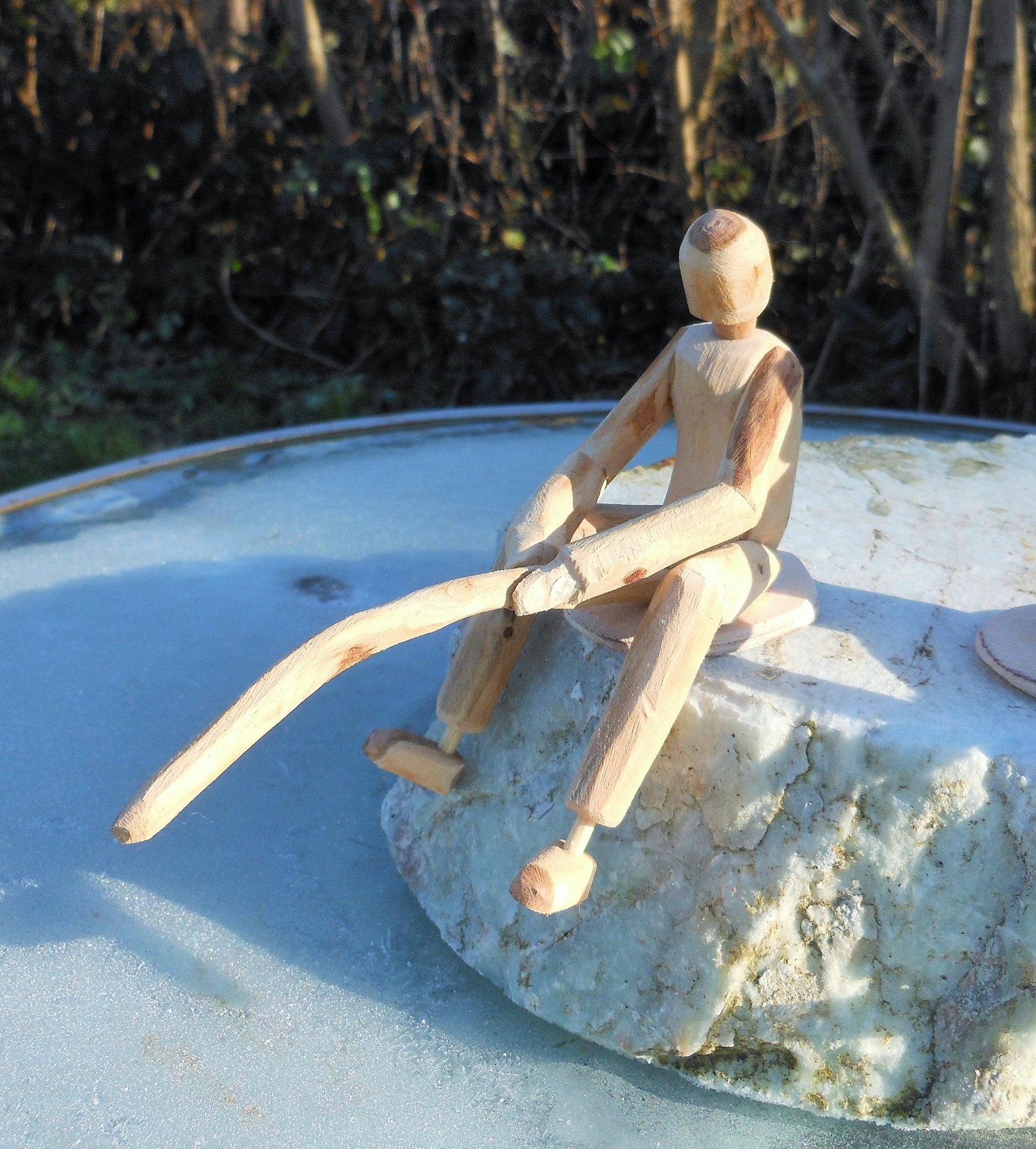 Holzfigur -Angler Skulptur Angelsport Geschenk Hobbyangler Handarbeit  stehend oder sitzend - BalkanwoodDesign Handmade