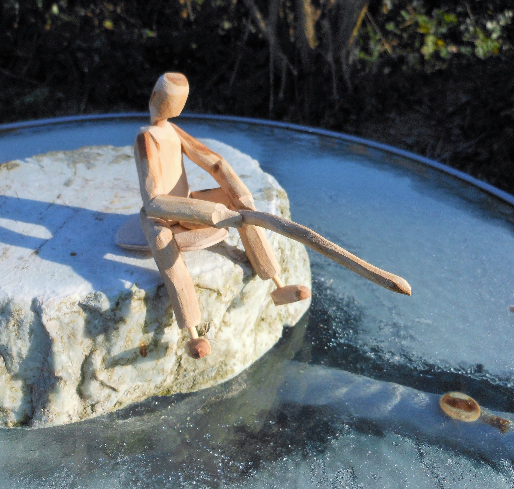 Holzfigur -Angler Skulptur Angelsport Geschenk Hobbyangler Handarbeit  stehend oder sitzend - BalkanwoodDesign Handmade