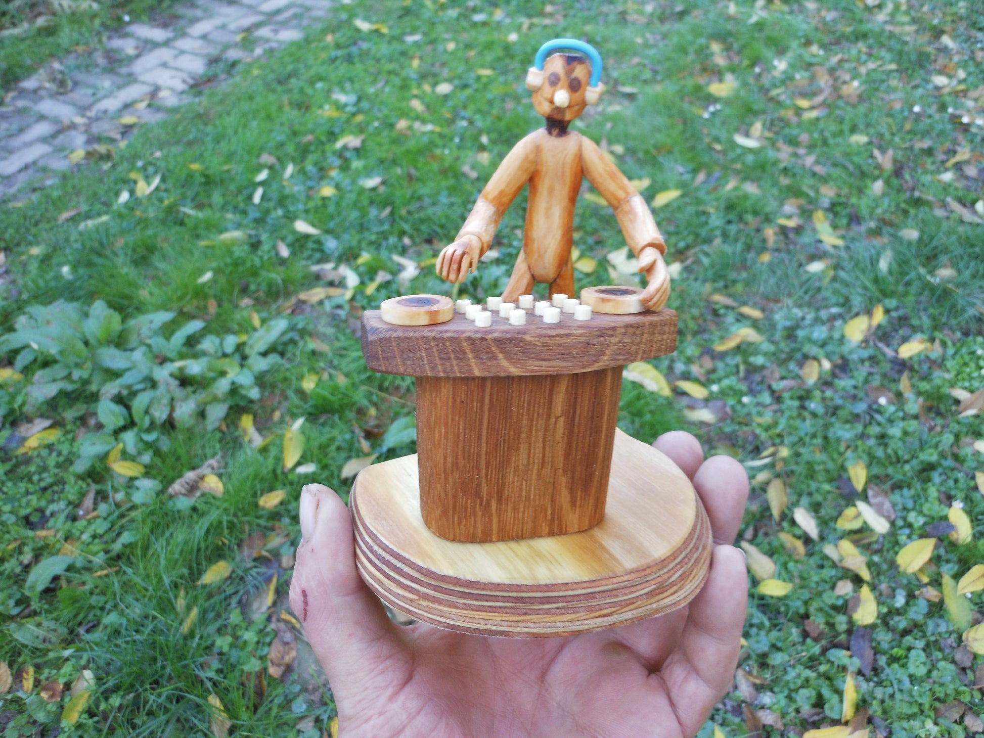 DJ - Figur aus Naturästen und Ucycling Handarbeit - Holz Dekofigur nicht nur Musikfreaks - BalkanwoodDesign Handmade