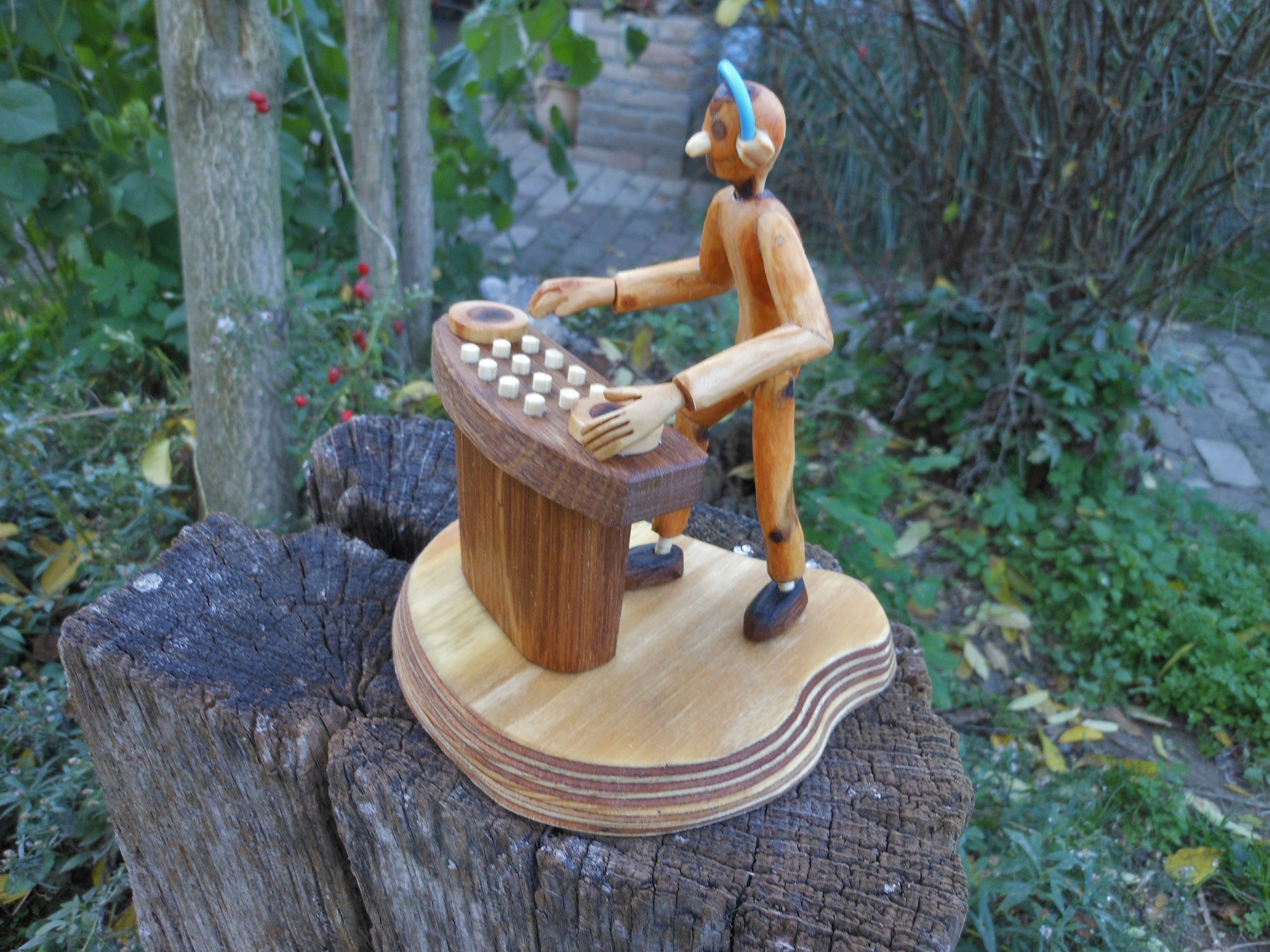DJ - Figur aus Naturästen und Ucycling Handarbeit - Holz Dekofigur nicht nur Musikfreaks - BalkanwoodDesign Handmade