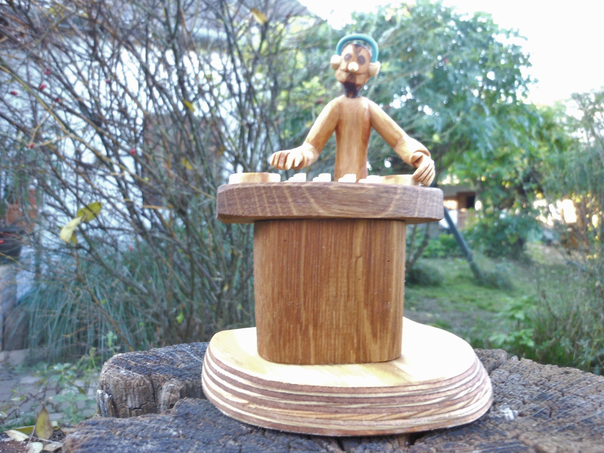 DJ - Figur aus Naturästen und Ucycling Handarbeit - Holz Dekofigur nicht nur Musikfreaks - BalkanwoodDesign Handmade