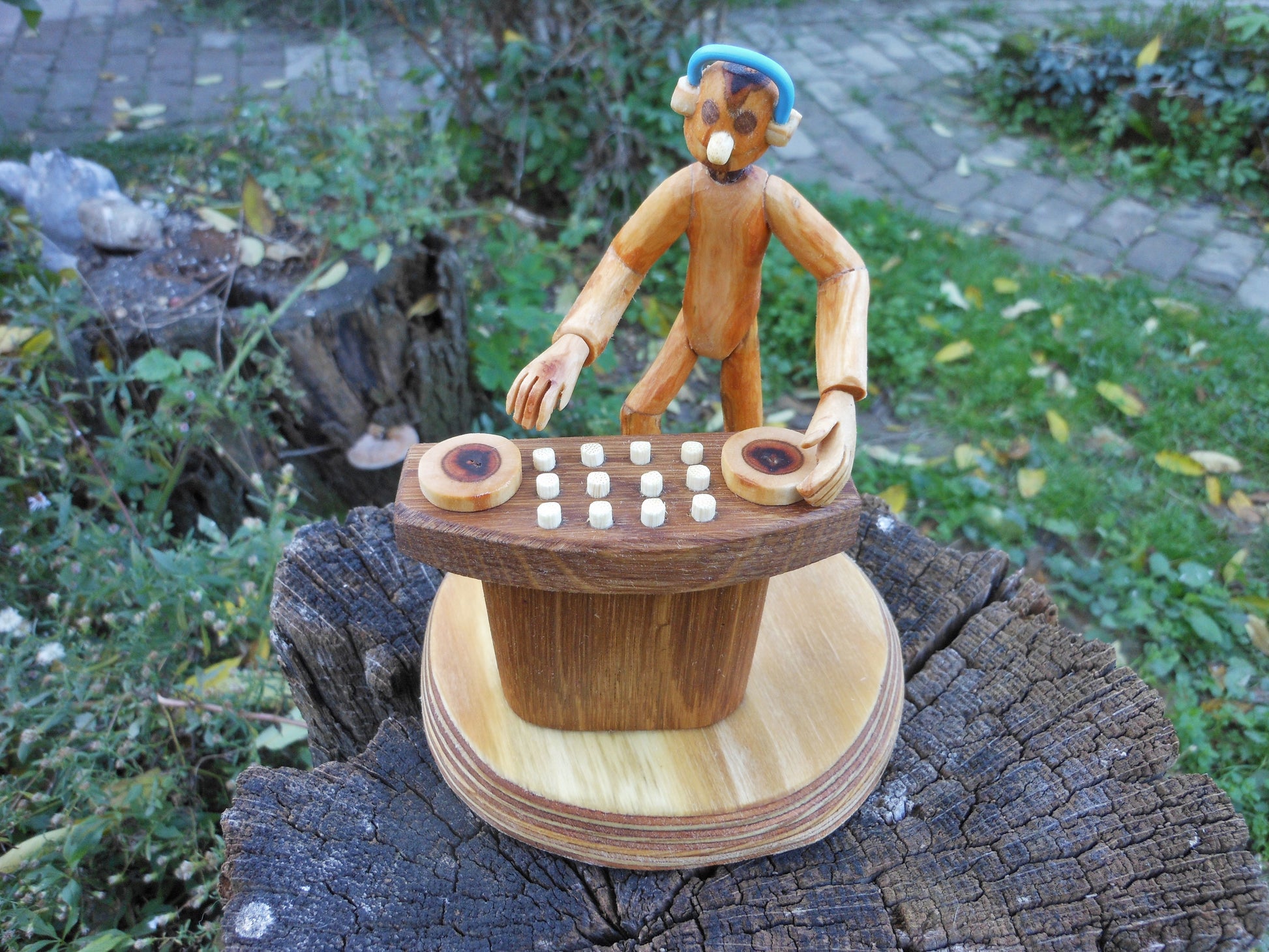 DJ - Figur aus Naturästen und Ucycling Handarbeit - Holz Dekofigur nicht nur Musikfreaks - BalkanwoodDesign Handmade