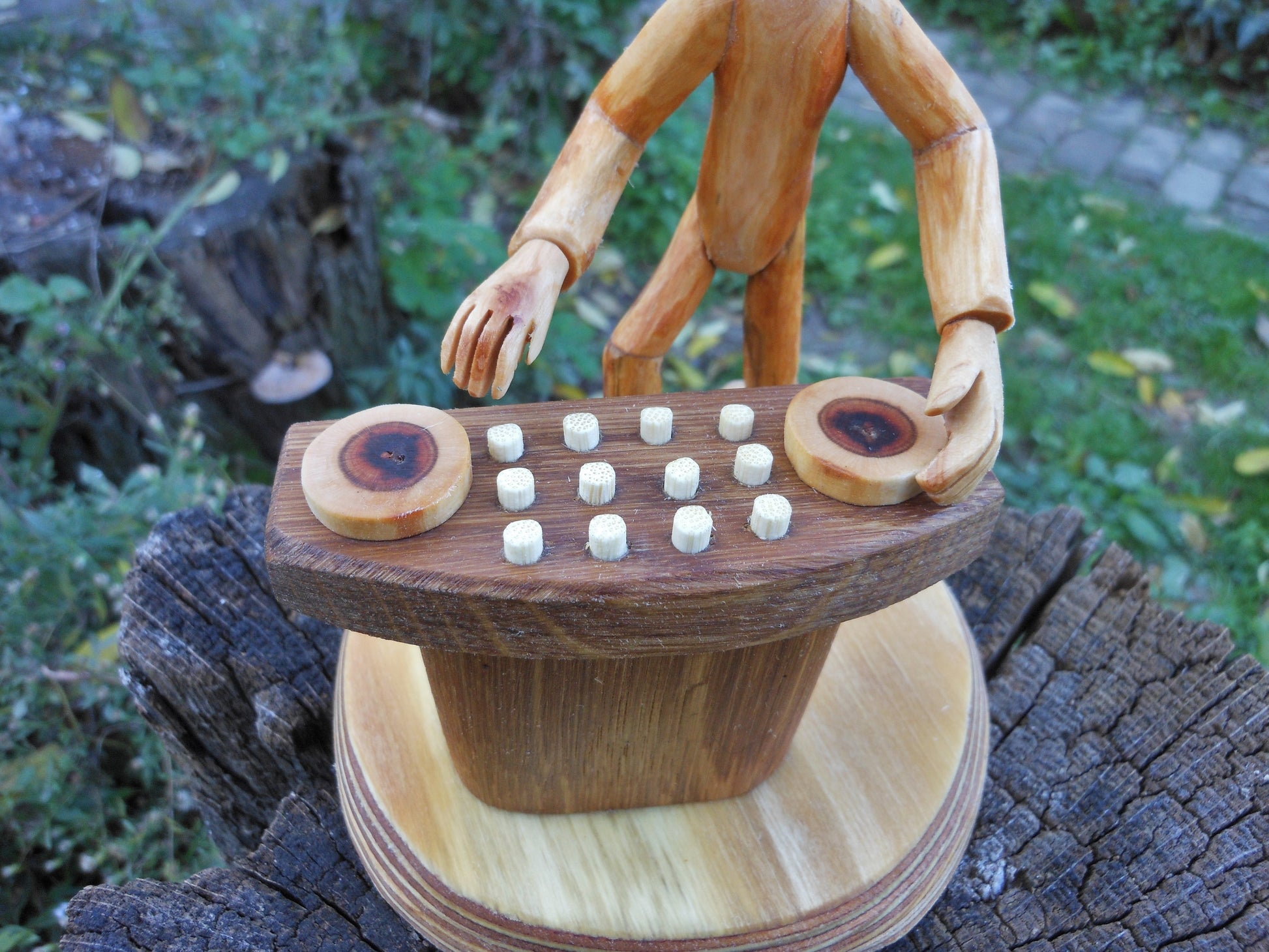 DJ - Figur aus Naturästen und Ucycling Handarbeit - Holz Dekofigur nicht nur Musikfreaks - BalkanwoodDesign Handmade