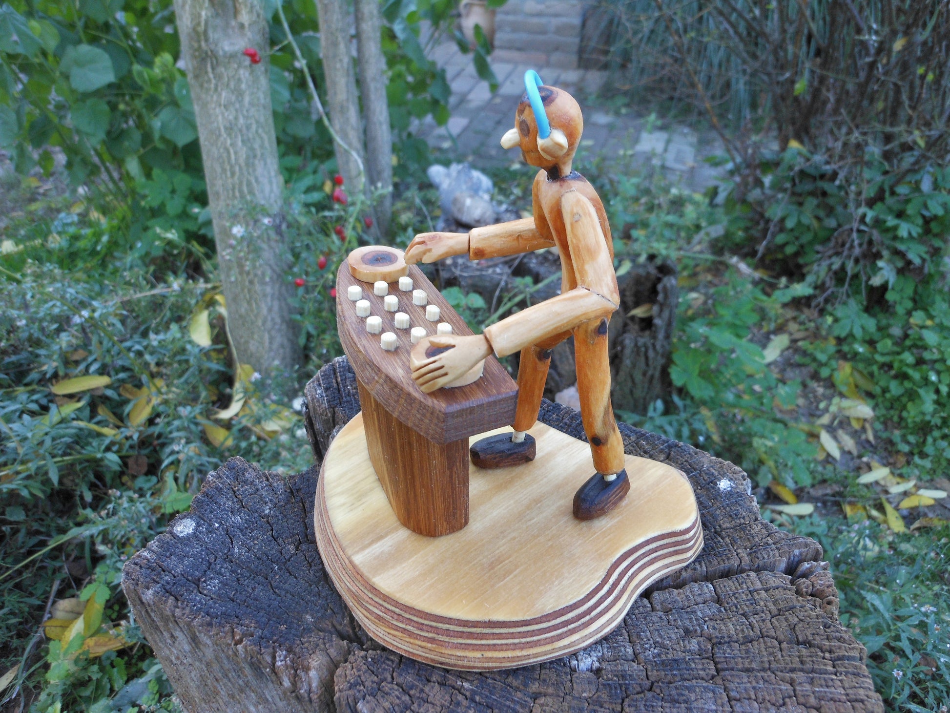 DJ - Figur aus Naturästen und Ucycling Handarbeit - Holz Dekofigur nicht nur Musikfreaks - BalkanwoodDesign Handmade