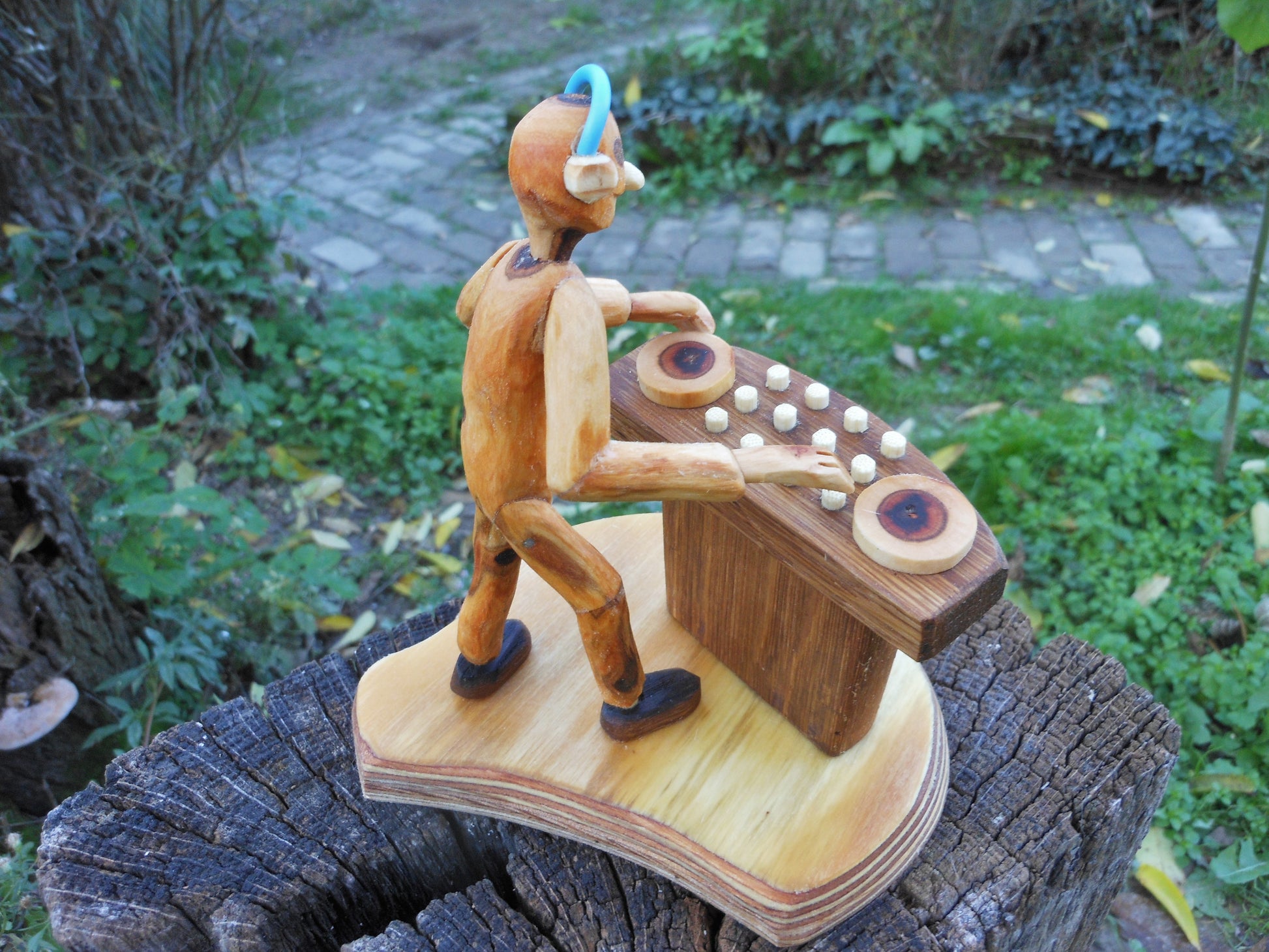 DJ - Figur aus Naturästen und Ucycling Handarbeit - Holz Dekofigur nicht nur Musikfreaks - BalkanwoodDesign Handmade
