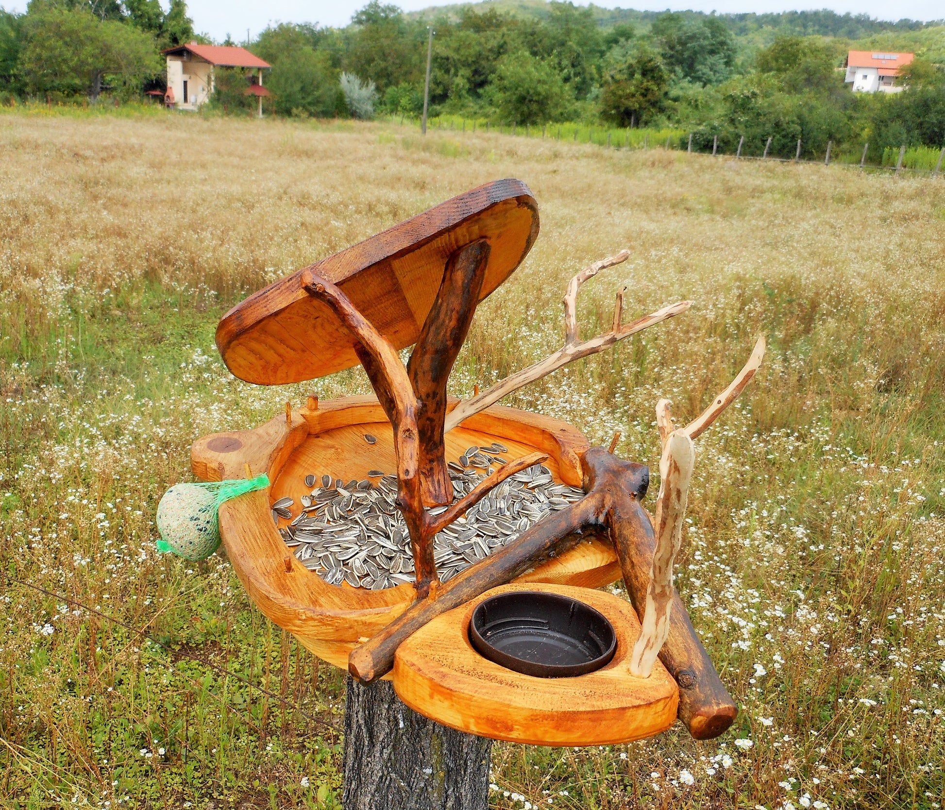 Vogelfutterhaus mit Tränke  Vogeltränke  Aufwendige Handarbeit  Up-cycling-Tränke und uraltes Holz - BalkanwoodDesign Handmade