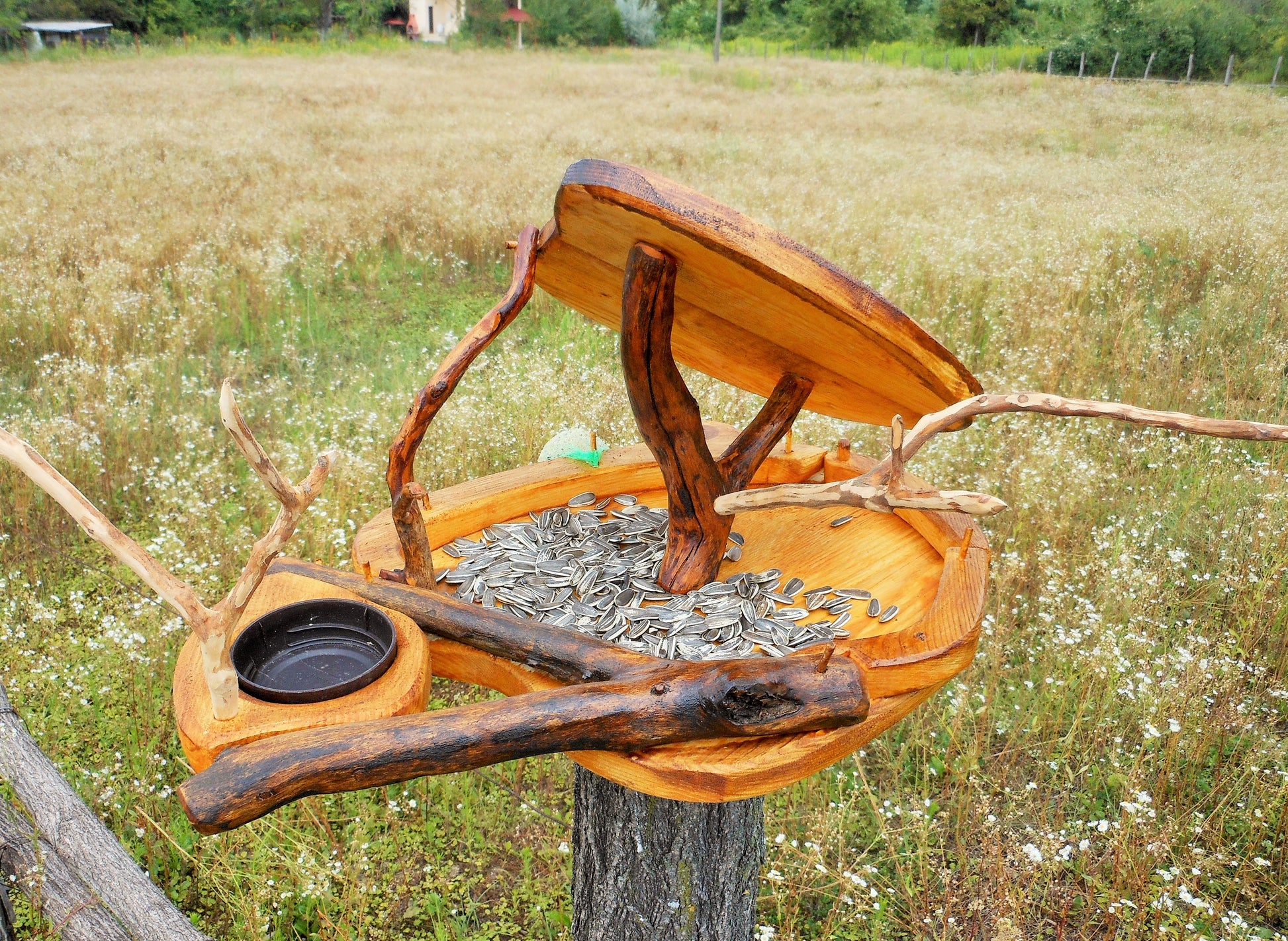 Vogelfutterhaus mit Tränke  Vogeltränke  Aufwendige Handarbeit  Up-cycling-Tränke und uraltes Holz - BalkanwoodDesign Handmade