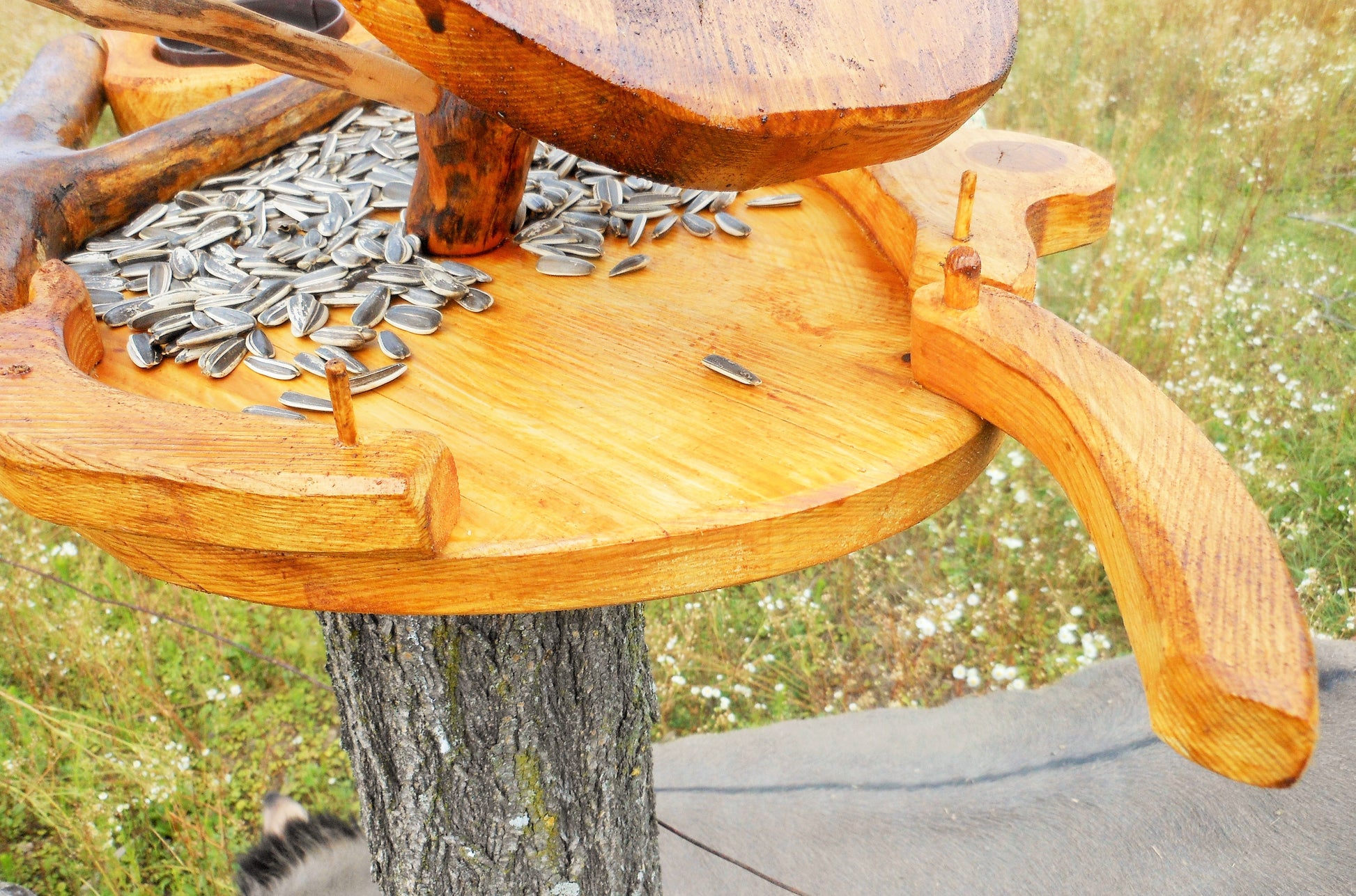Vogelfutterhaus mit Tränke  Vogeltränke  Aufwendige Handarbeit  Up-cycling-Tränke und uraltes Holz - BalkanwoodDesign Handmade
