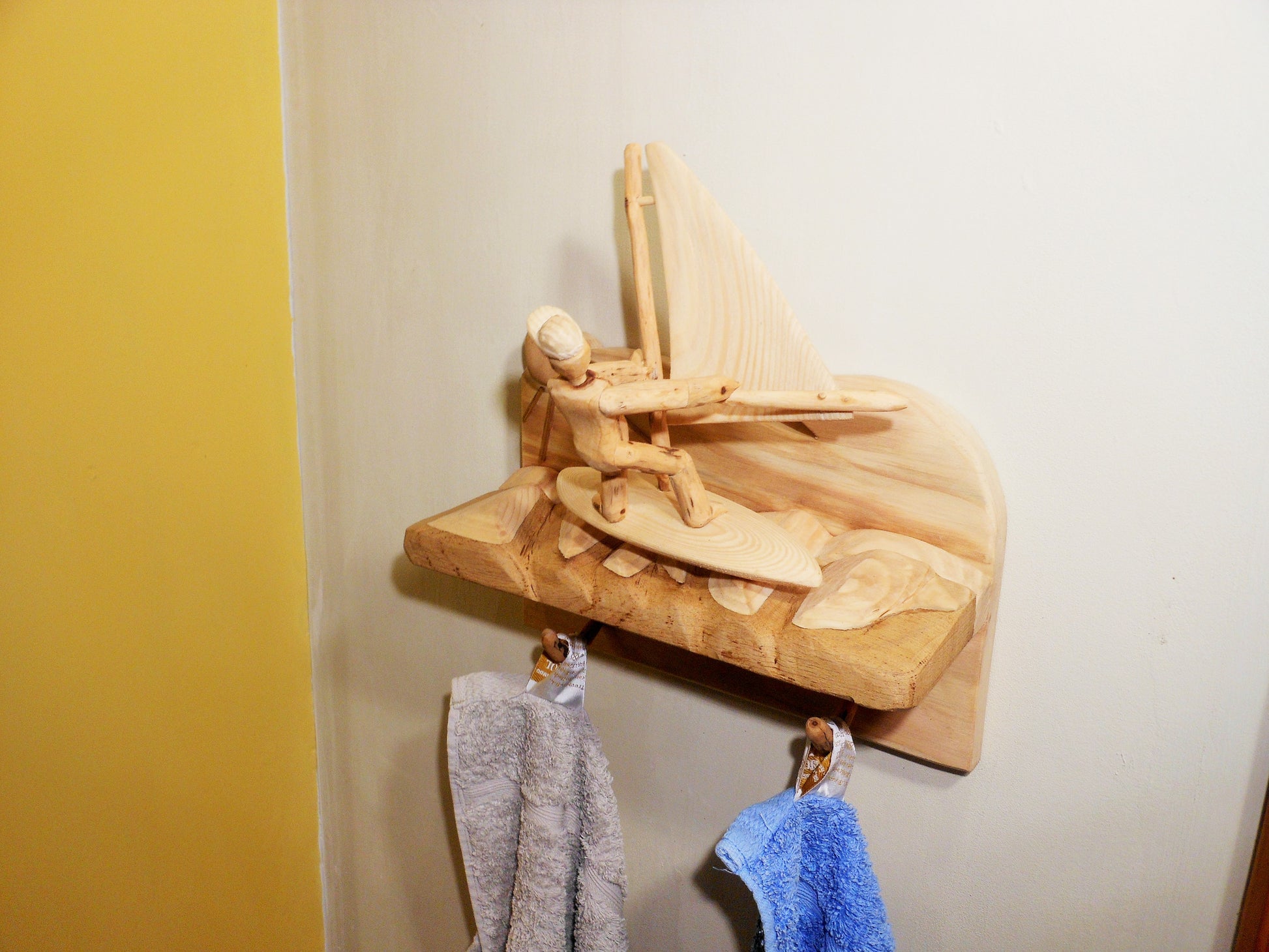 Windsurfer – Skulptur mit Handtuchhalter  Windsurfer - Sculpture with towel rail - BalkanwoodDesign Handmade