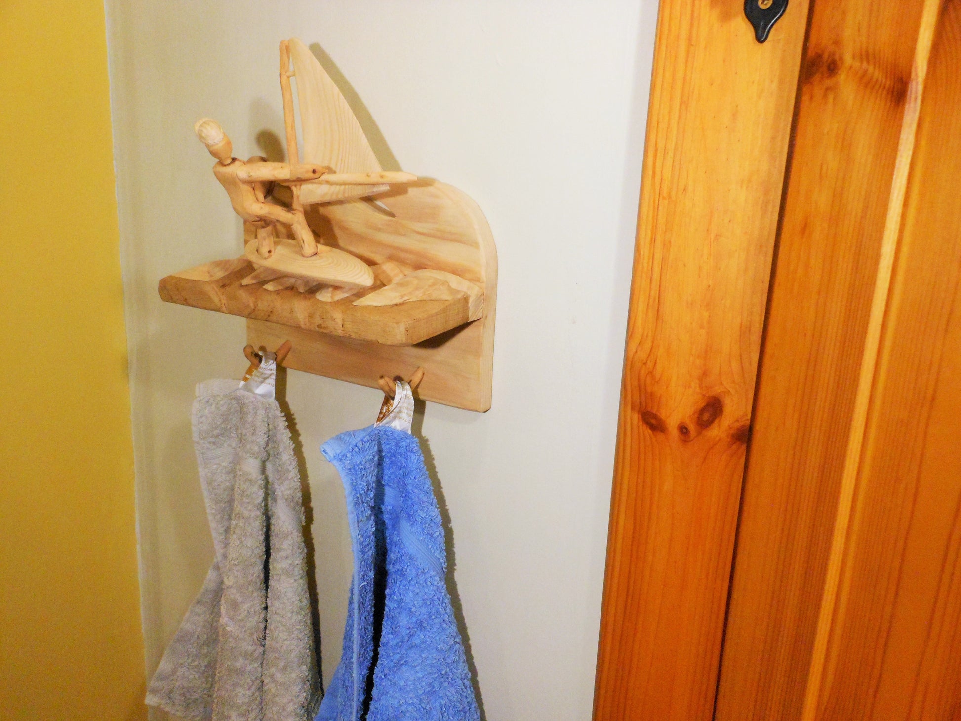 Windsurfer – Skulptur mit Handtuchhalter  Windsurfer - Sculpture with towel rail - BalkanwoodDesign Handmade