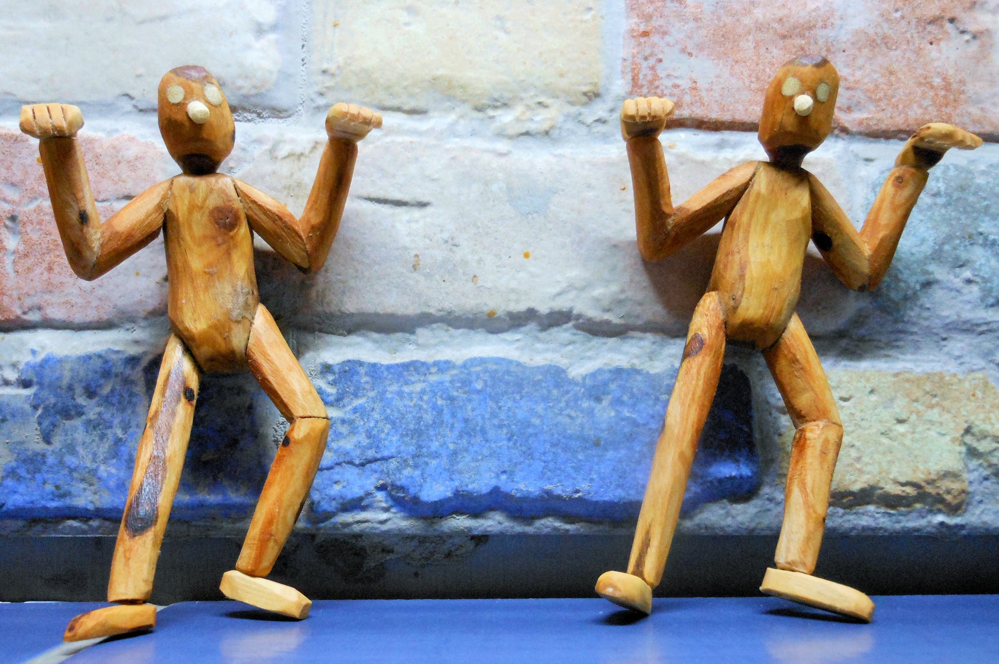 Hängende Holzfigur für Laptop Blumentopf Mauergucker - BalkanwoodDesign Handmade