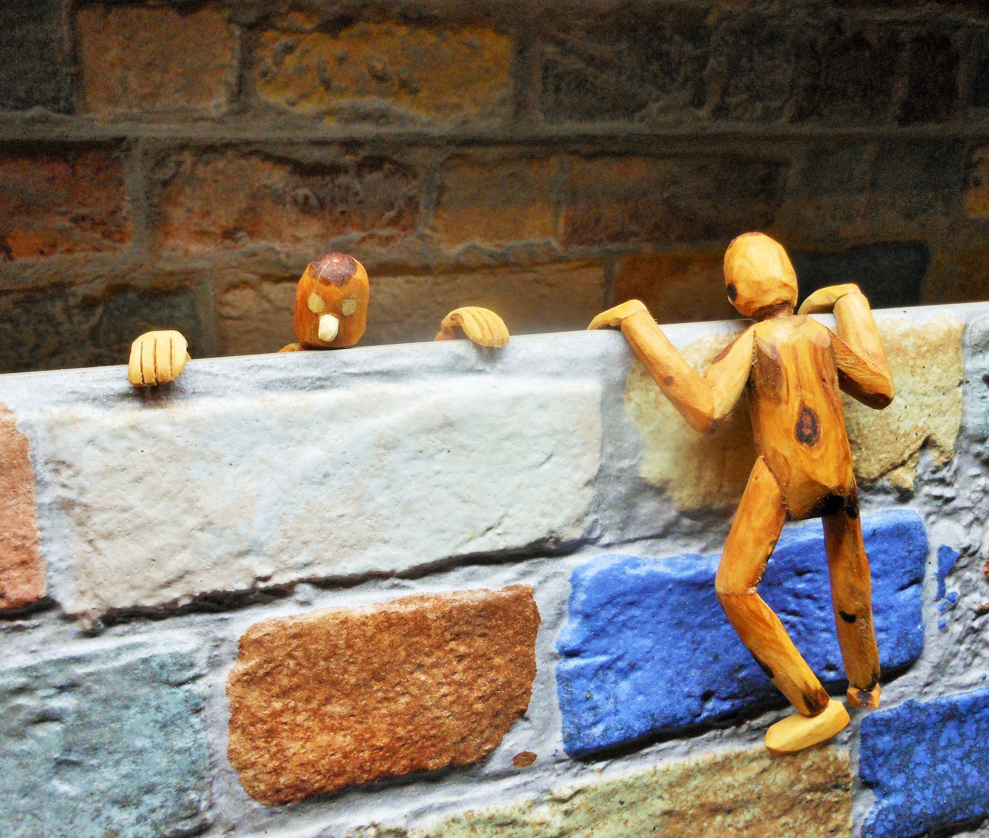 Hängende Holzfigur für Laptop Blumentopf Mauergucker - BalkanwoodDesign Handmade