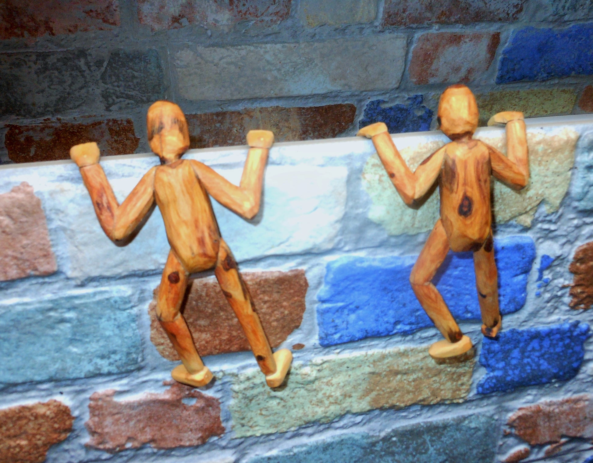 Hängende Holzfigur für Laptop Blumentopf Mauergucker - BalkanwoodDesign Handmade