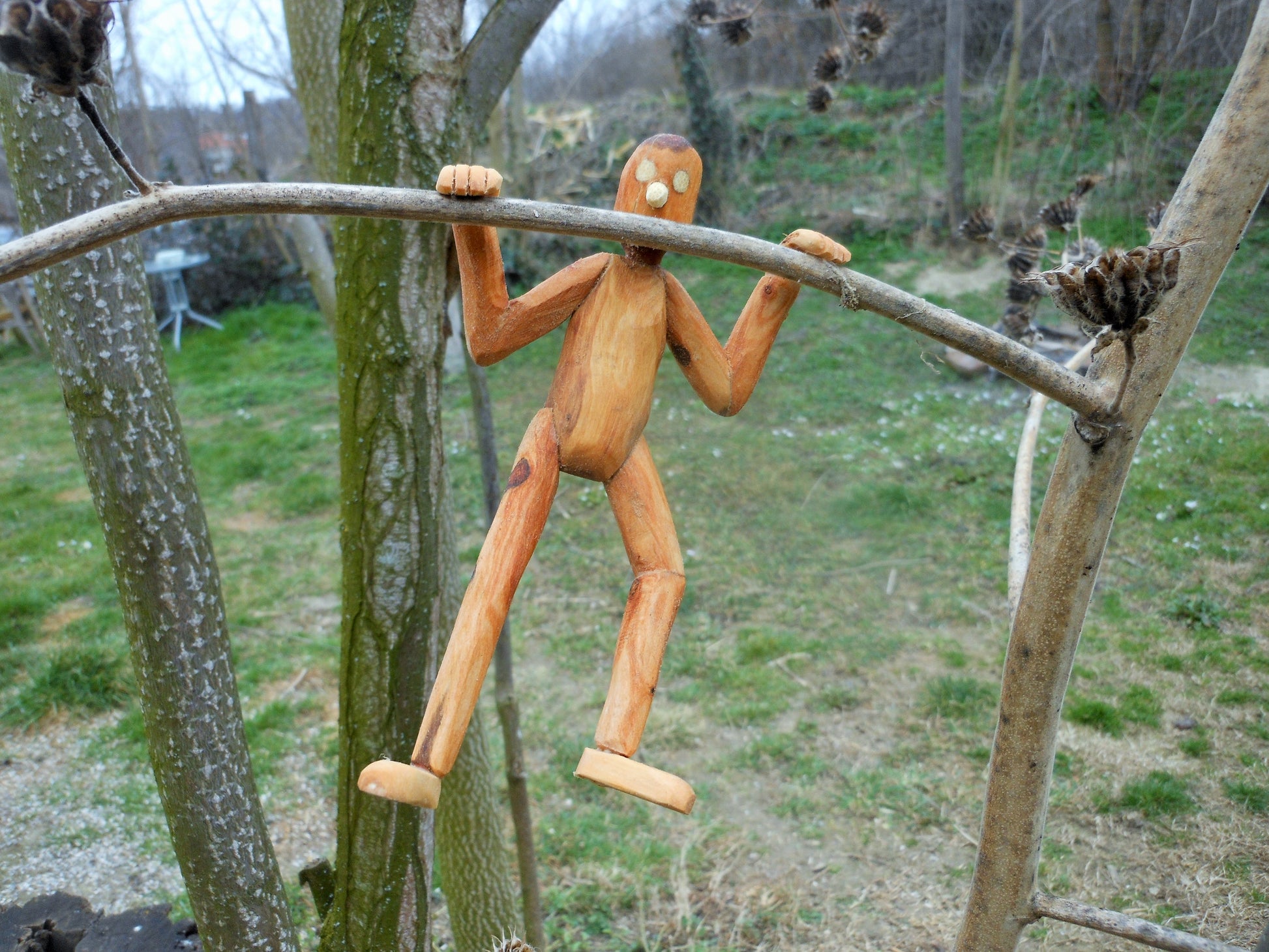 Hängende Holzfigur für Laptop Blumentopf Mauergucker - BalkanwoodDesign Handmade