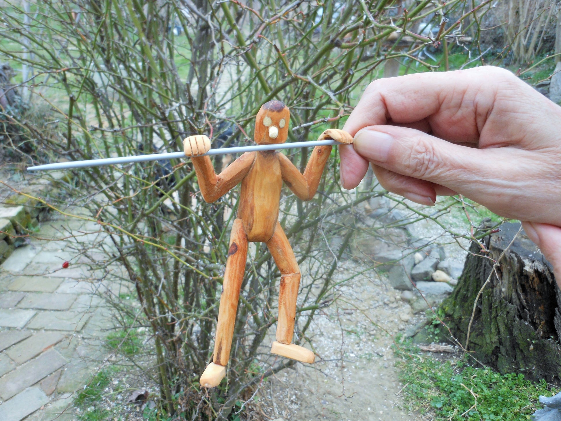 Hängende Holzfigur für Laptop Blumentopf Mauergucker - BalkanwoodDesign Handmade
