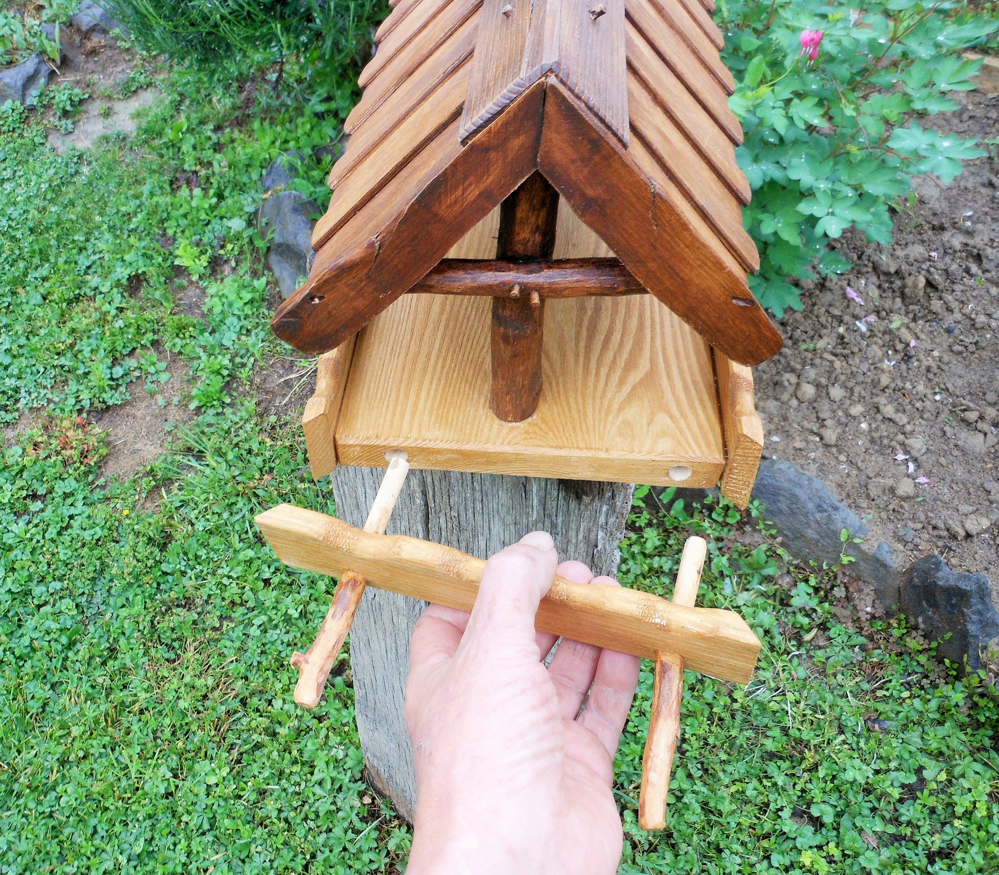 Vogelfutterhaus, reine Handarbeit, klassisch-rustikale Form - BalkanwoodDesign Handmade