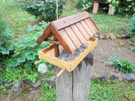 Vogelfutterhaus, reine Handarbeit, klassisch-rustikale Form - BalkanwoodDesign Handmade